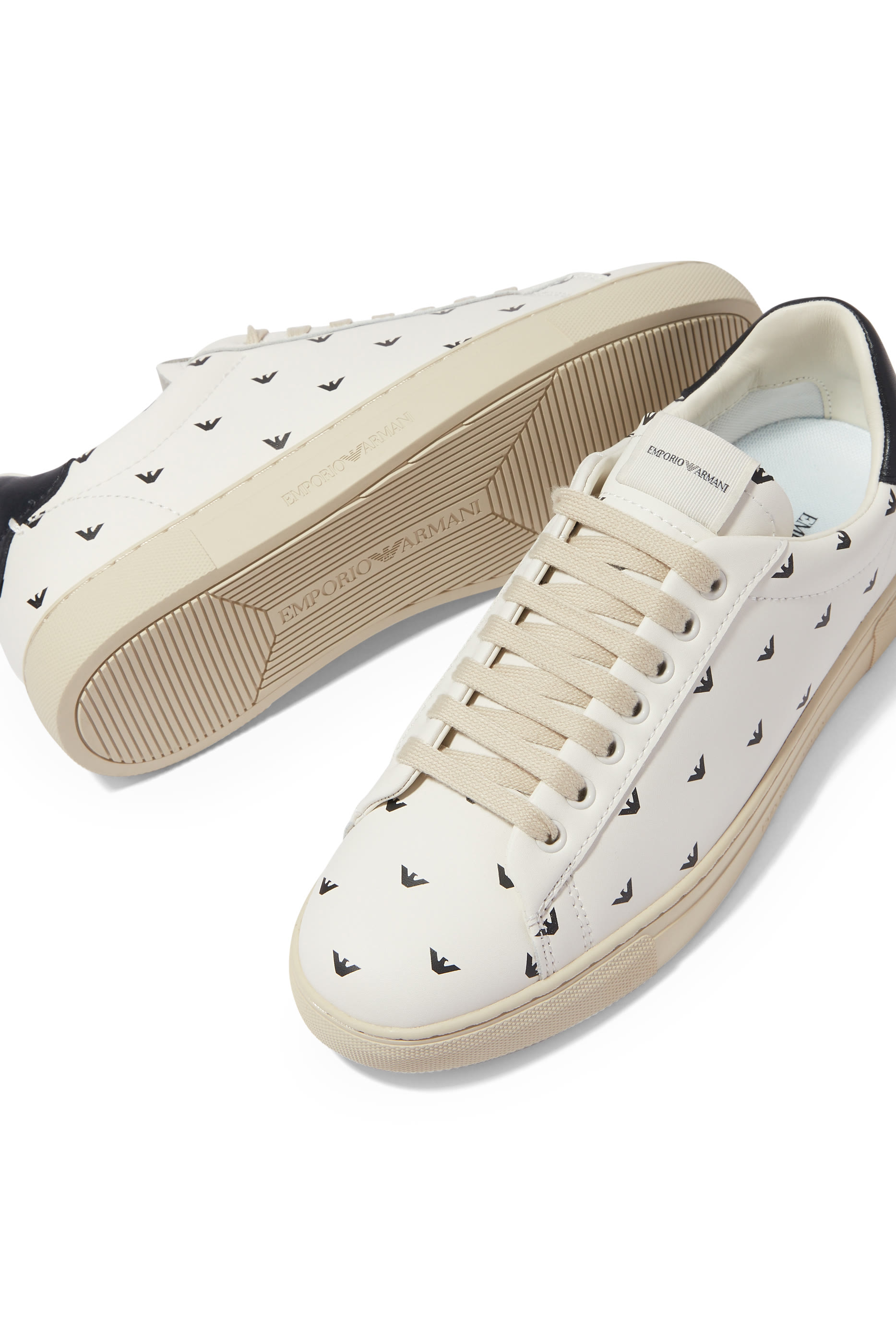 سنيكرز بشعار النسر الشهير للماركة