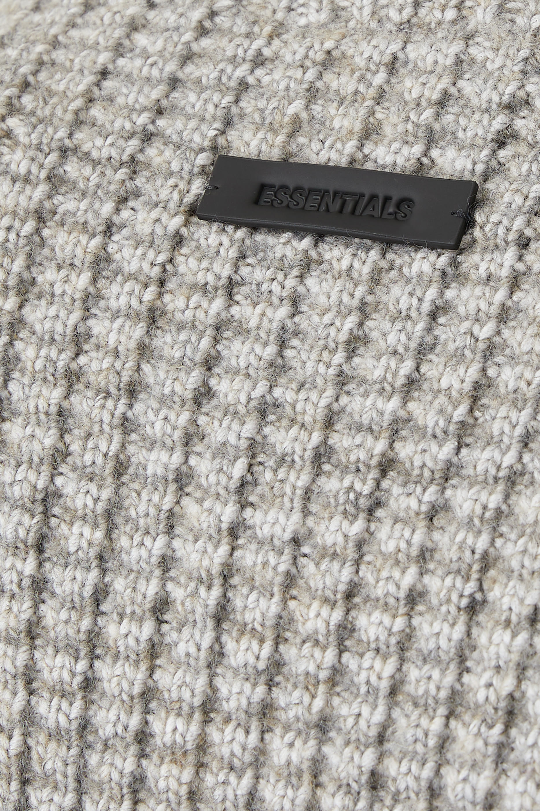 كنزة هيفي وفل قصيرة بياقة عالية