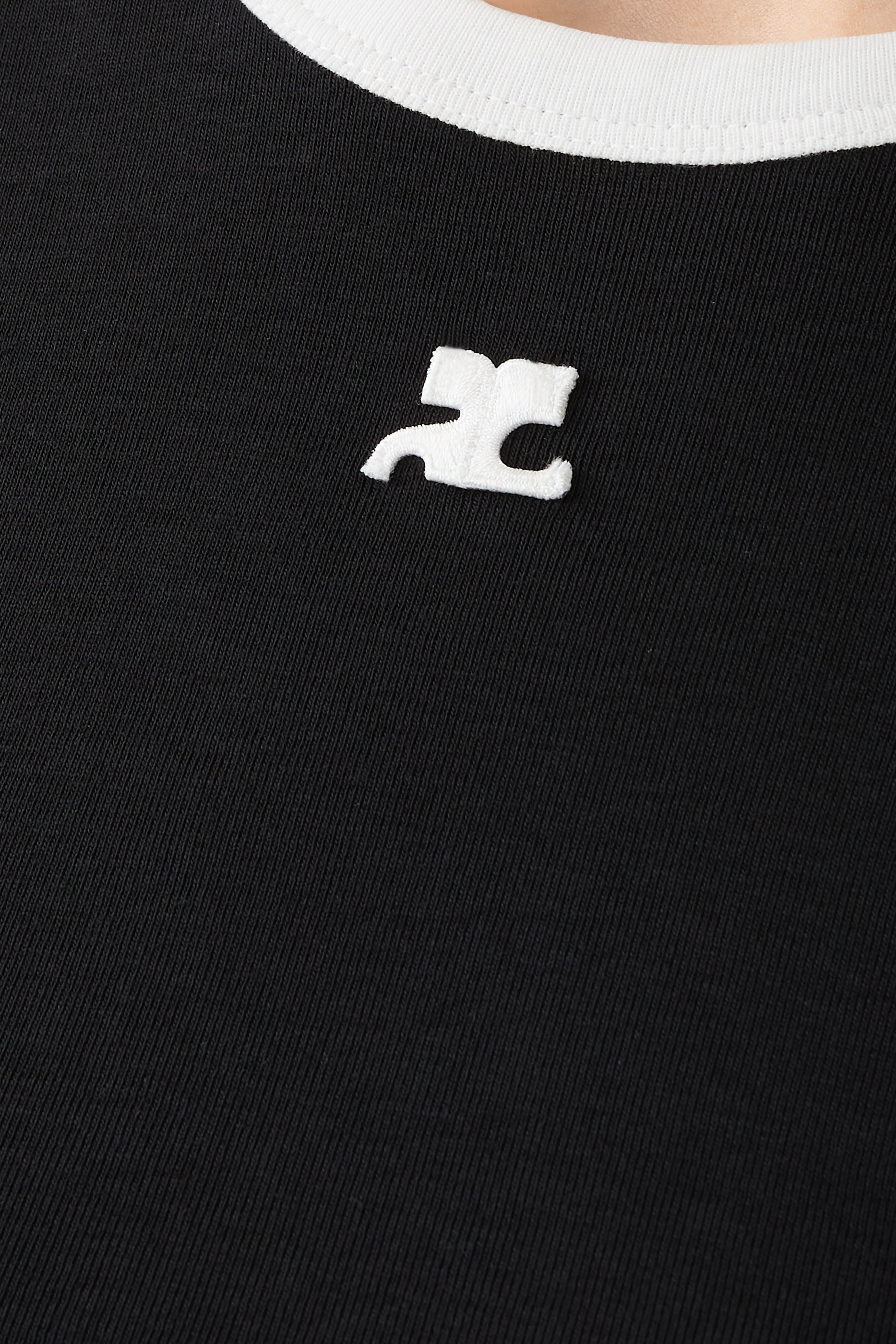 تيشيرت بشعار الماركة بلون متباين