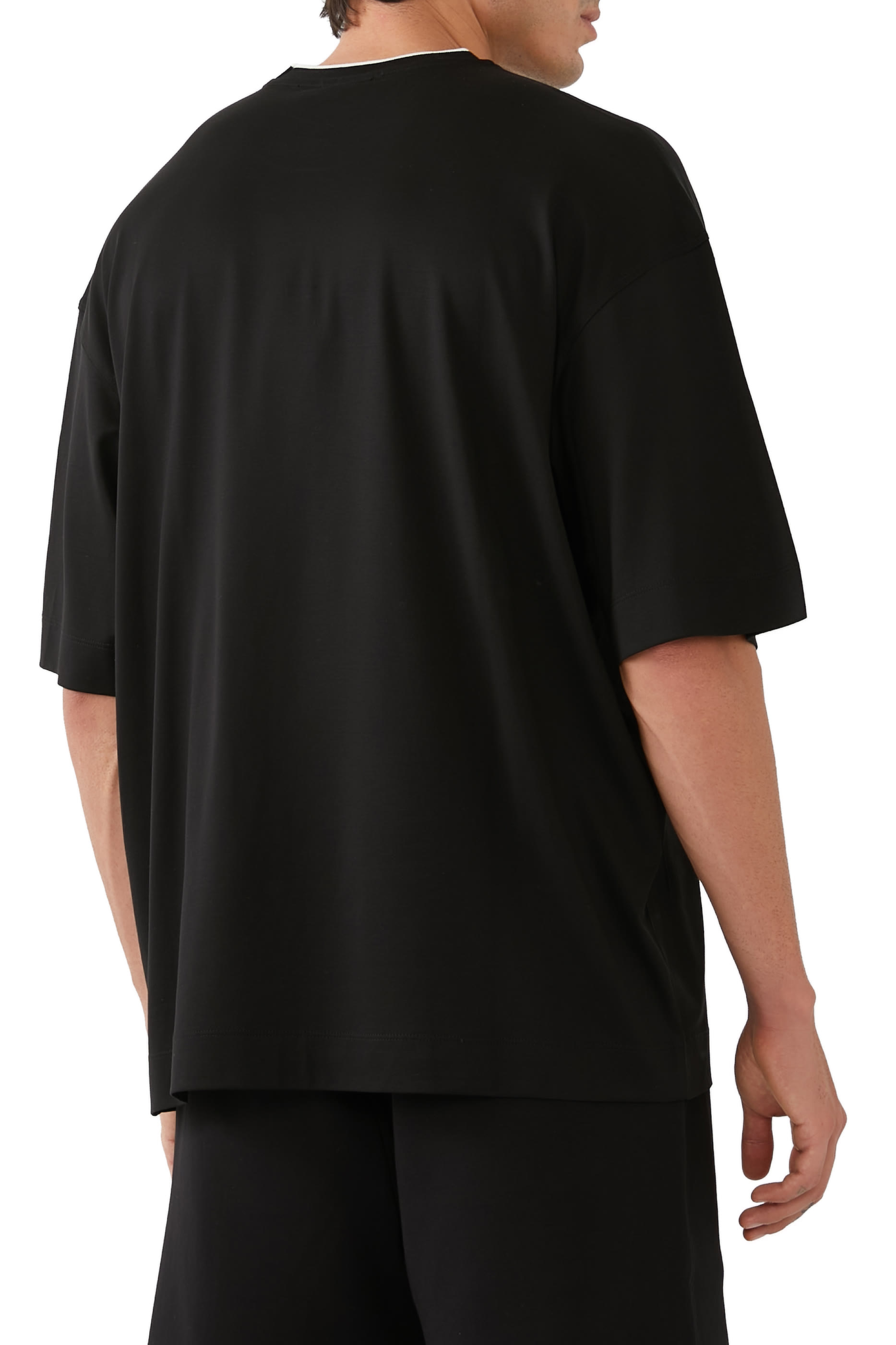 تيشيرت بياقة ضيقة بشعار الماركة