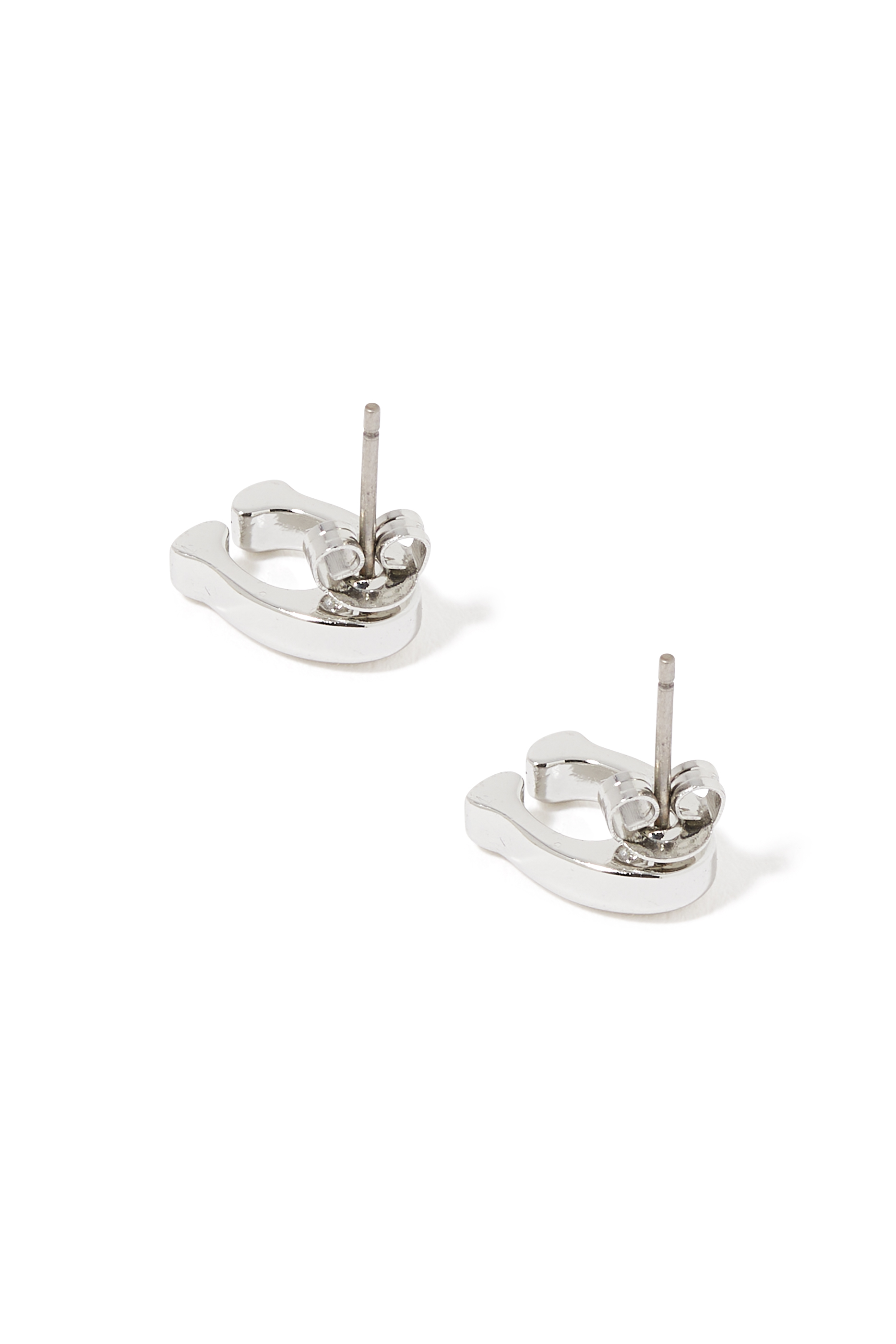 أقراط بتصميم شعار الماركة