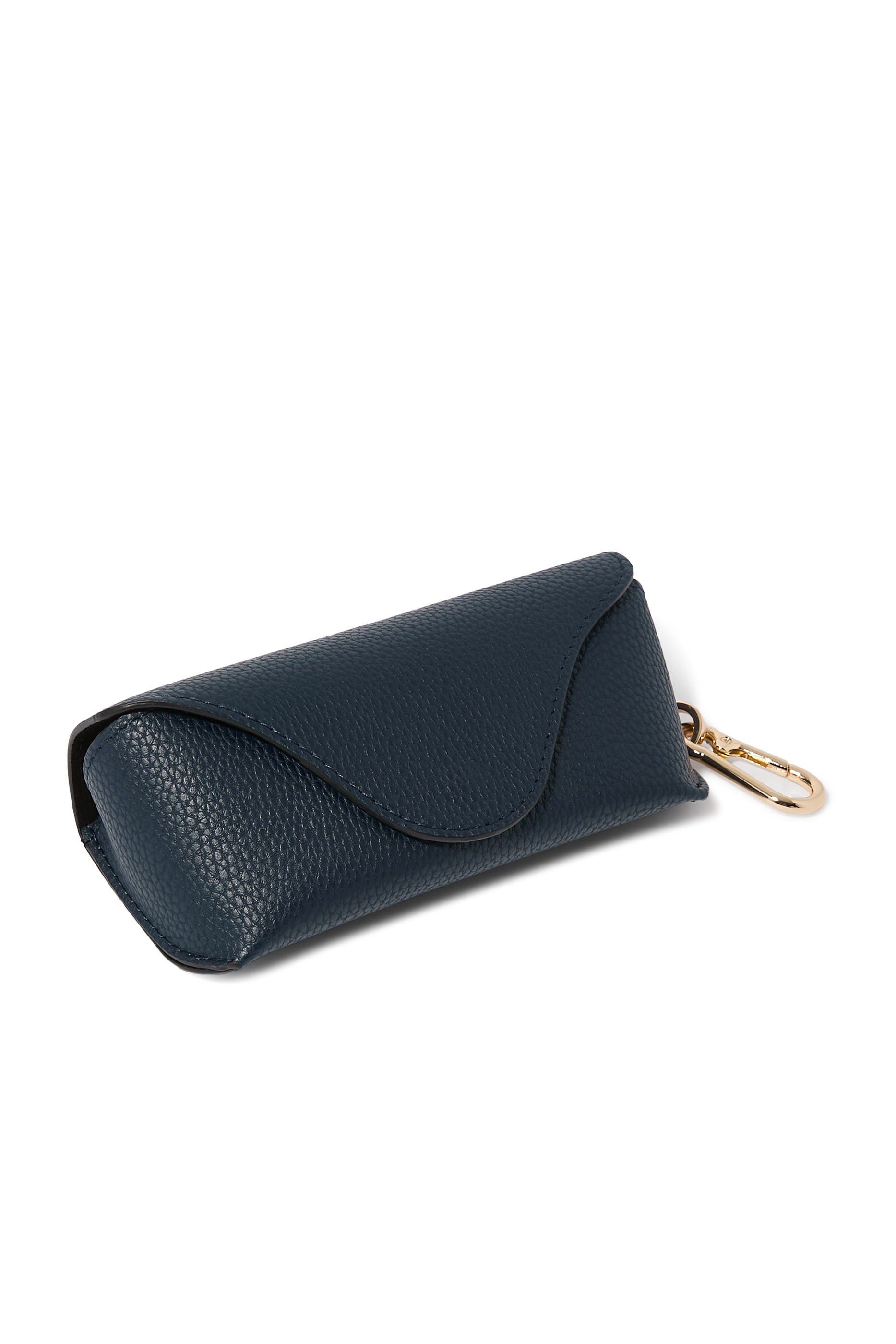 نظارة شمسية بإطار عين القطة وشعار الماركة