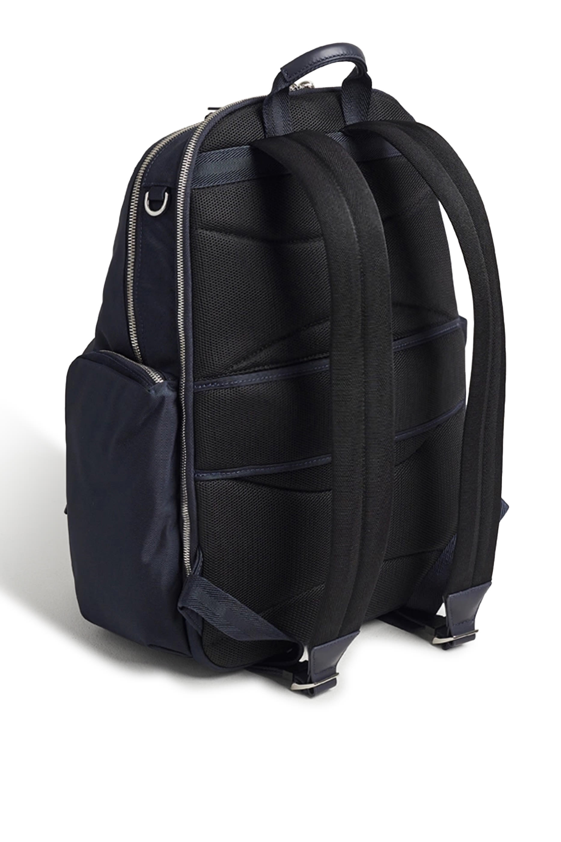 حقيبة ظهر مزينة بشعار الماركة فضي اللون وحواف جلد