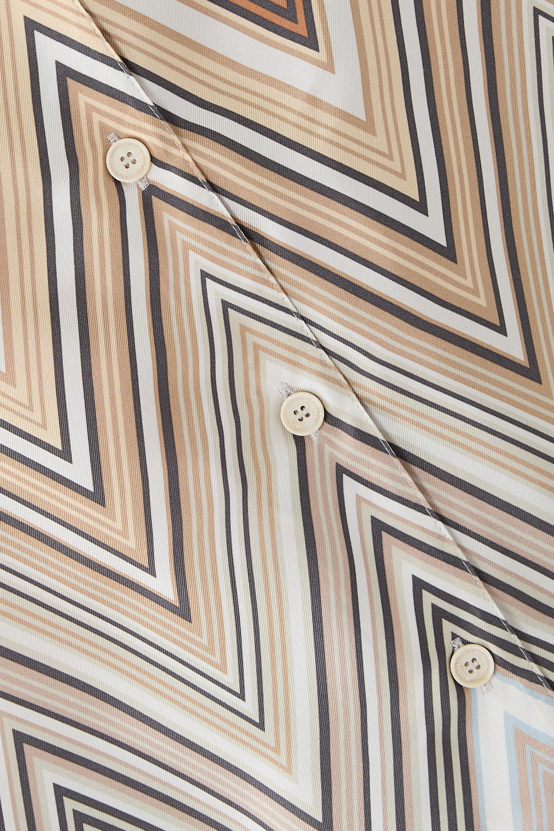 طقم قميص وبنطال بنقشة خطوط متعرجة