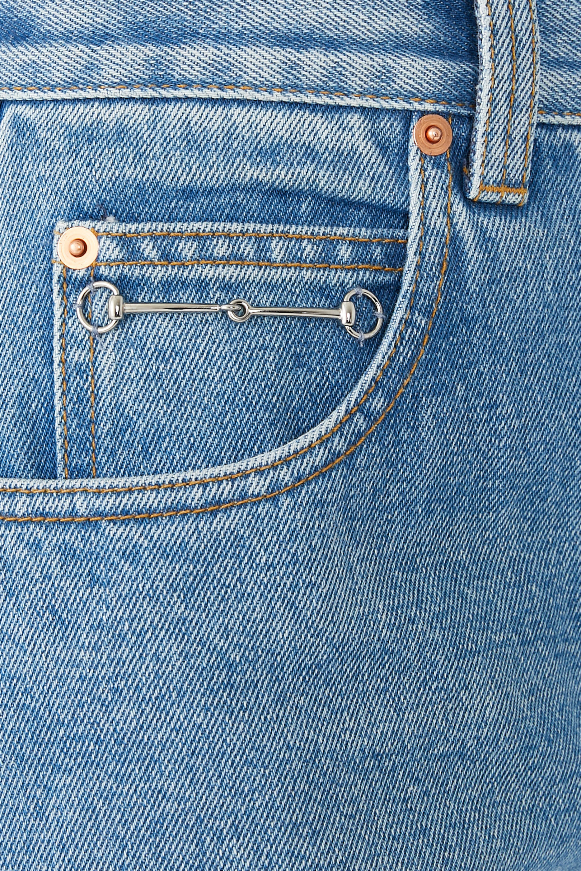 بنطال جينز بقصة ساق واسعة وحلية لجام الحصان