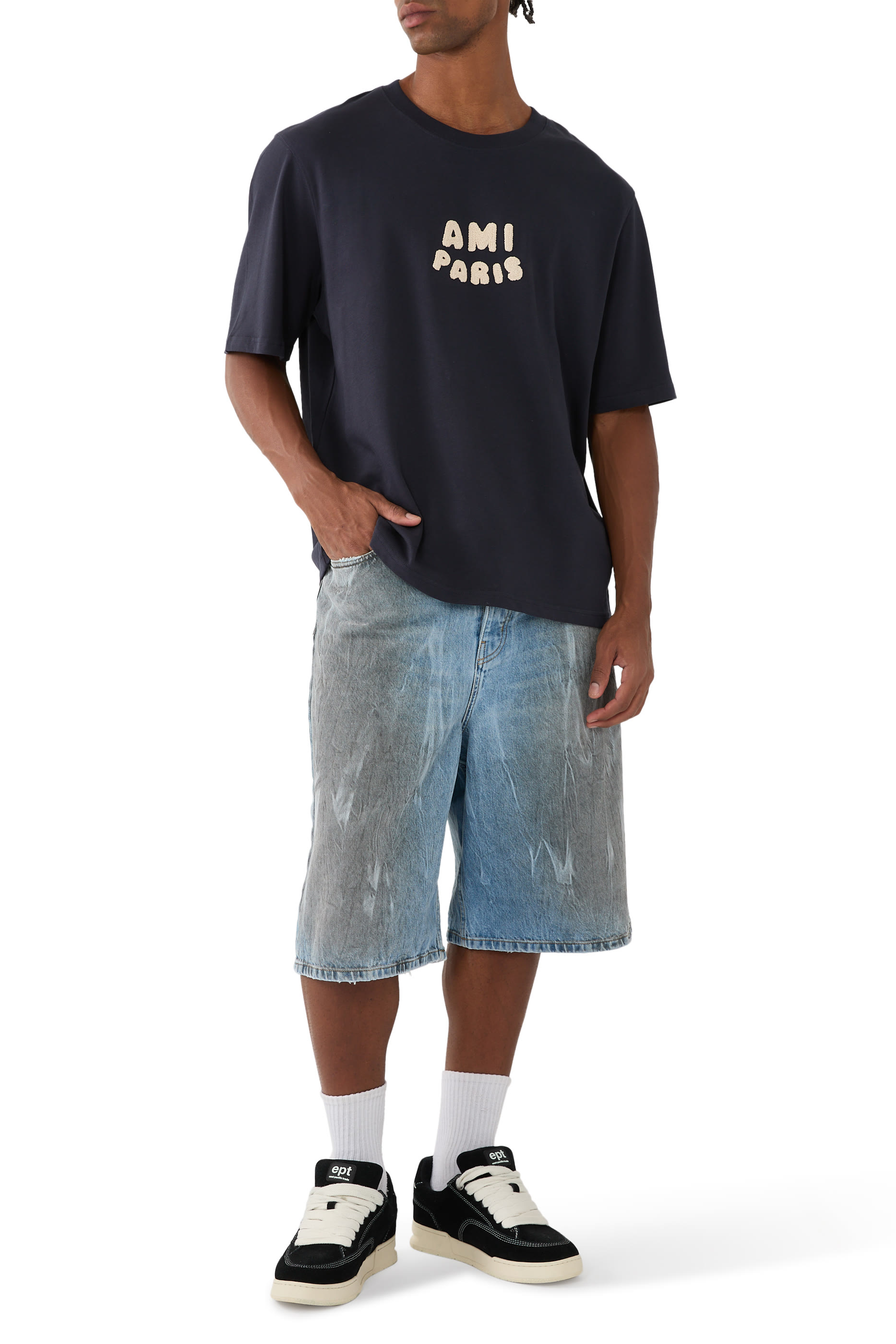 تيشيرت بأكمام قصيرة وشعار الماركة