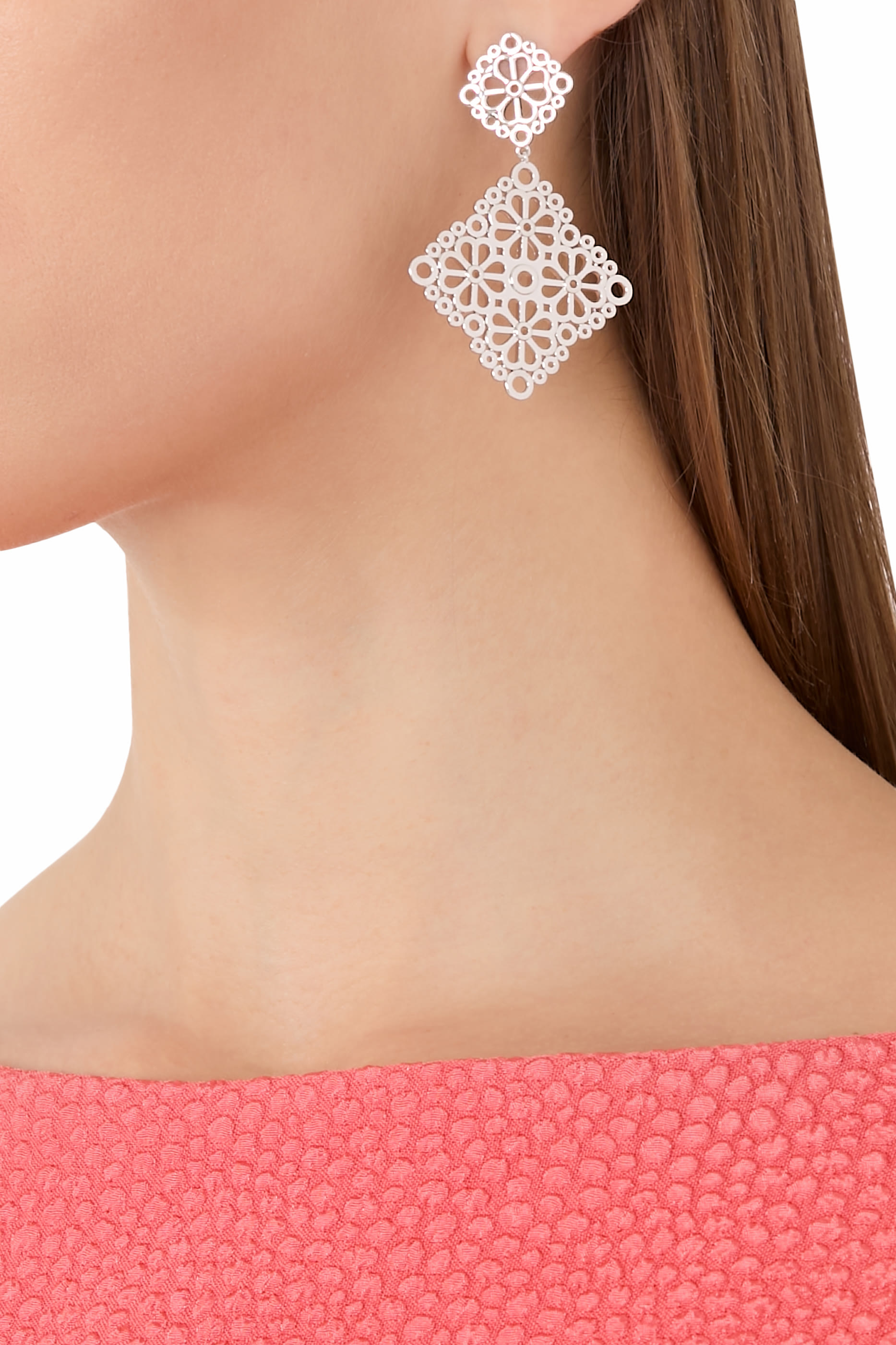 أقراط متدلية بفتحات وزهور بالشكل البستوني، معدن مطلي وفولاذ