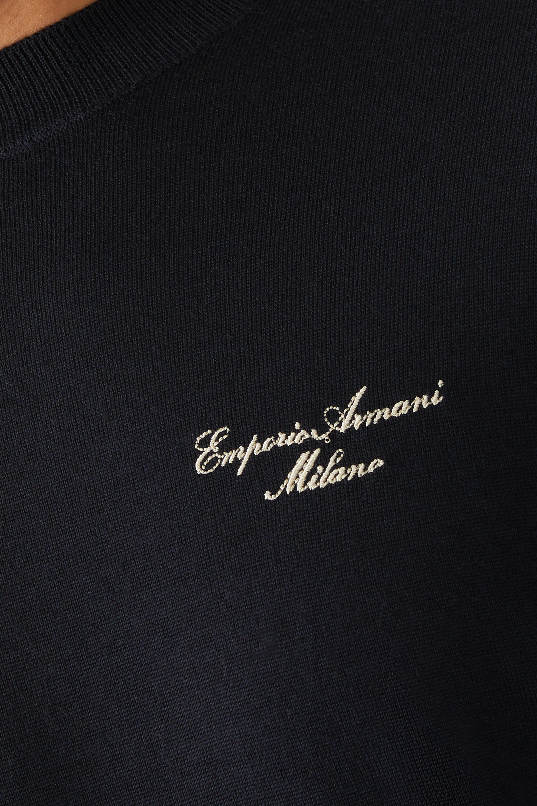 كنزة بشعار الماركة