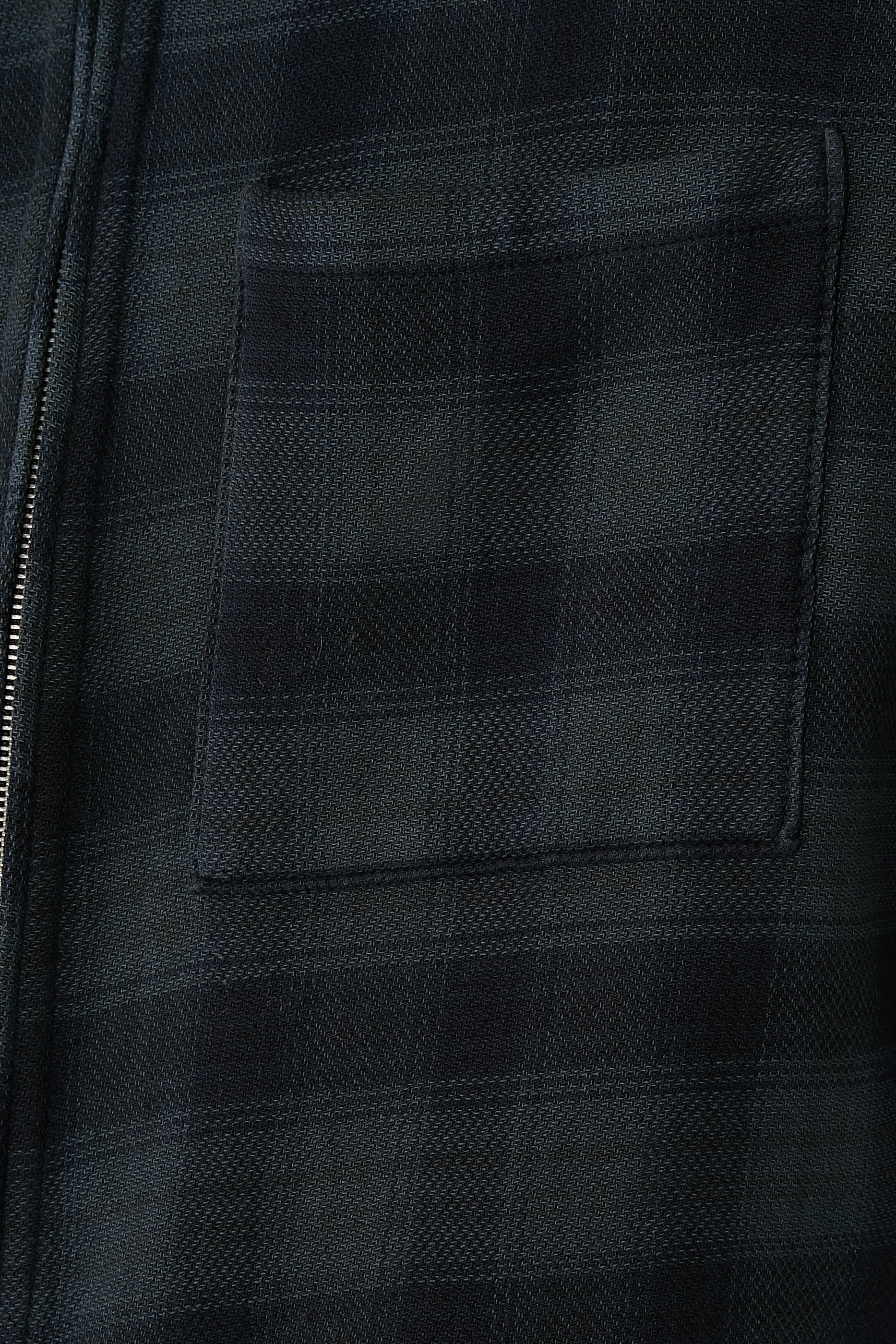 قميص بسحّاب ونقشة مربعات