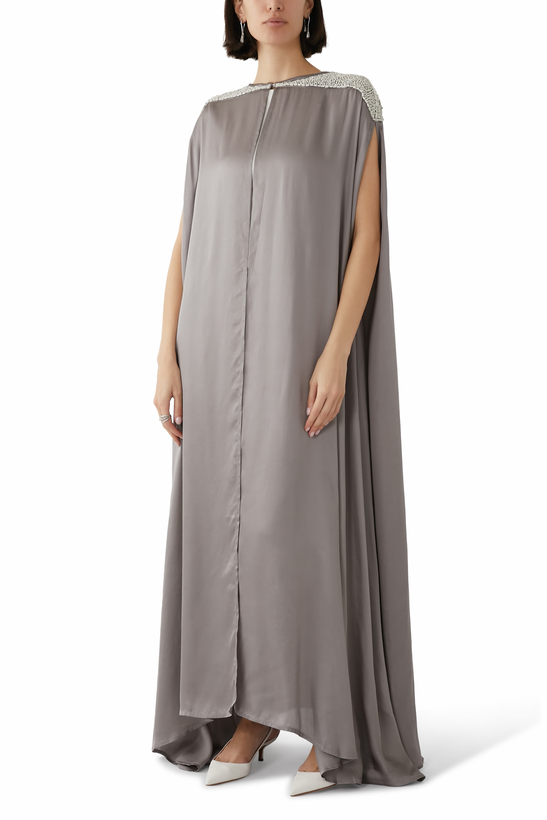 قفطان مطرز بأحجار براقة على الكتف