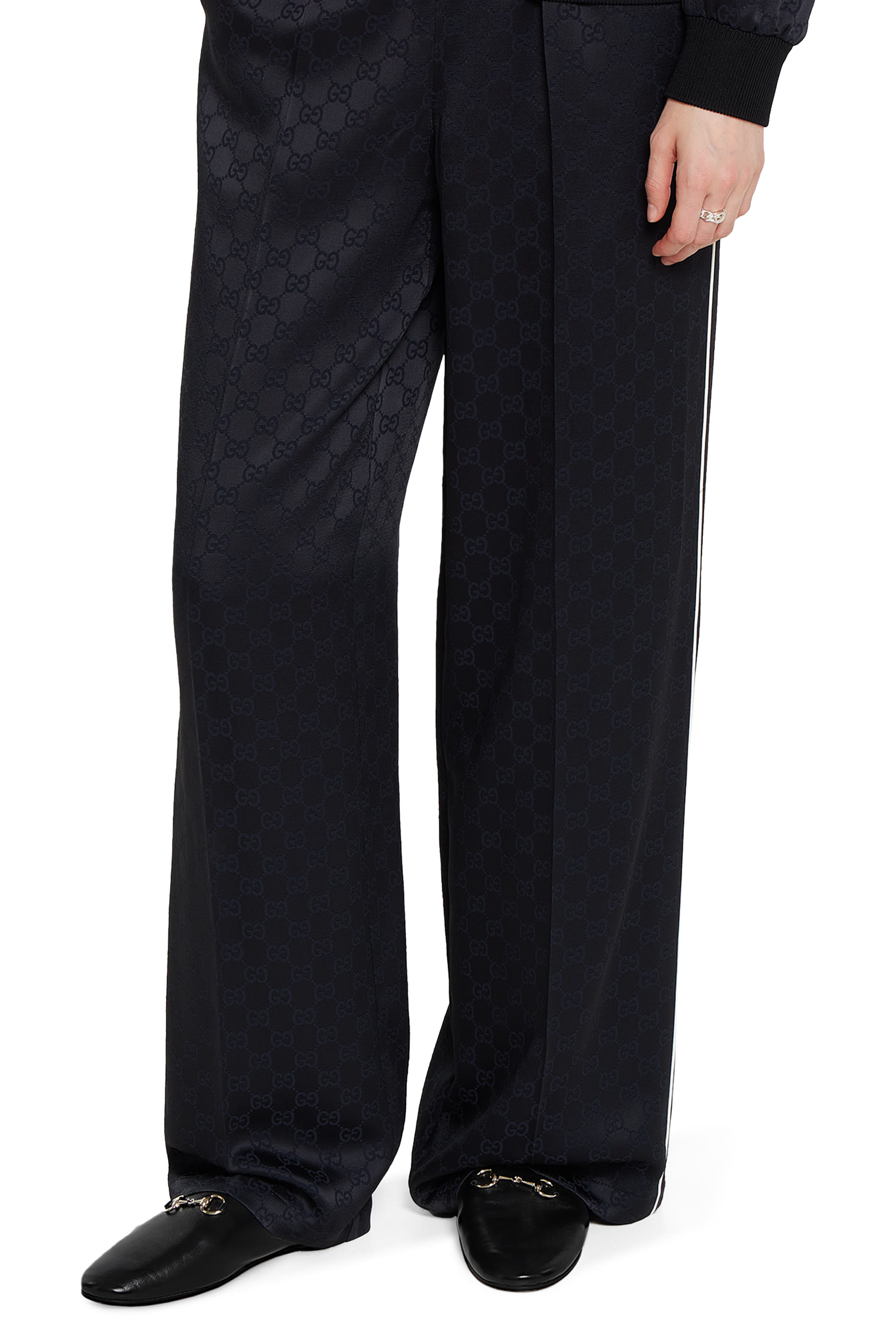 حذاء مفتوح من الخلف بحلية لجام الحصان