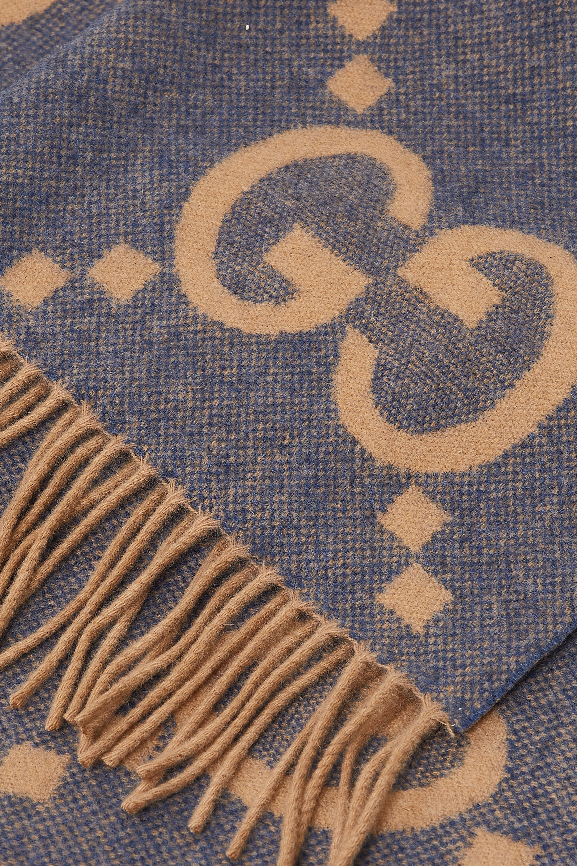 وشاح صوف بنقشة حروف الماركة مزدوجة