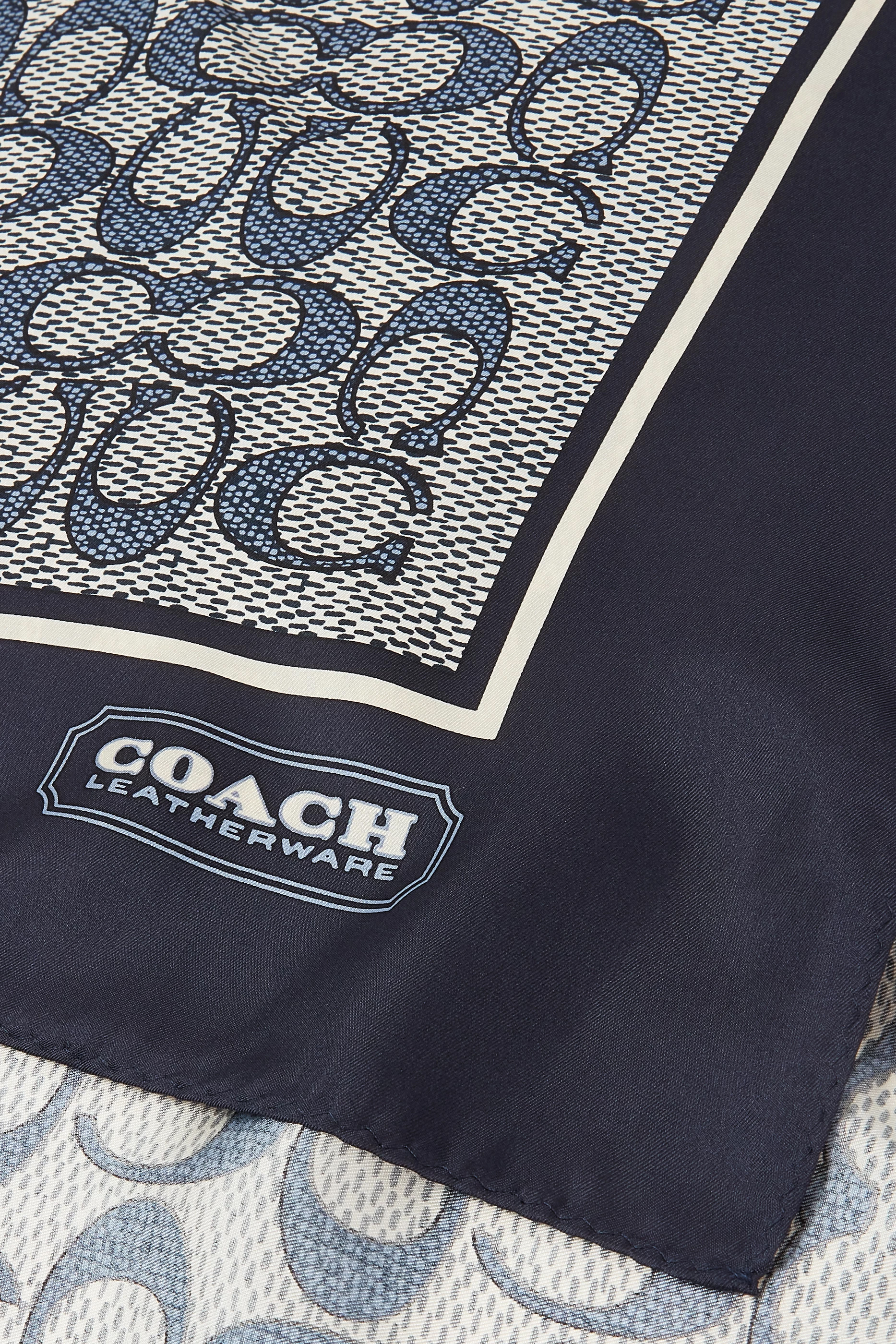 وشاح مربع كلاسيكي بطبعة شعار الماركة حرير