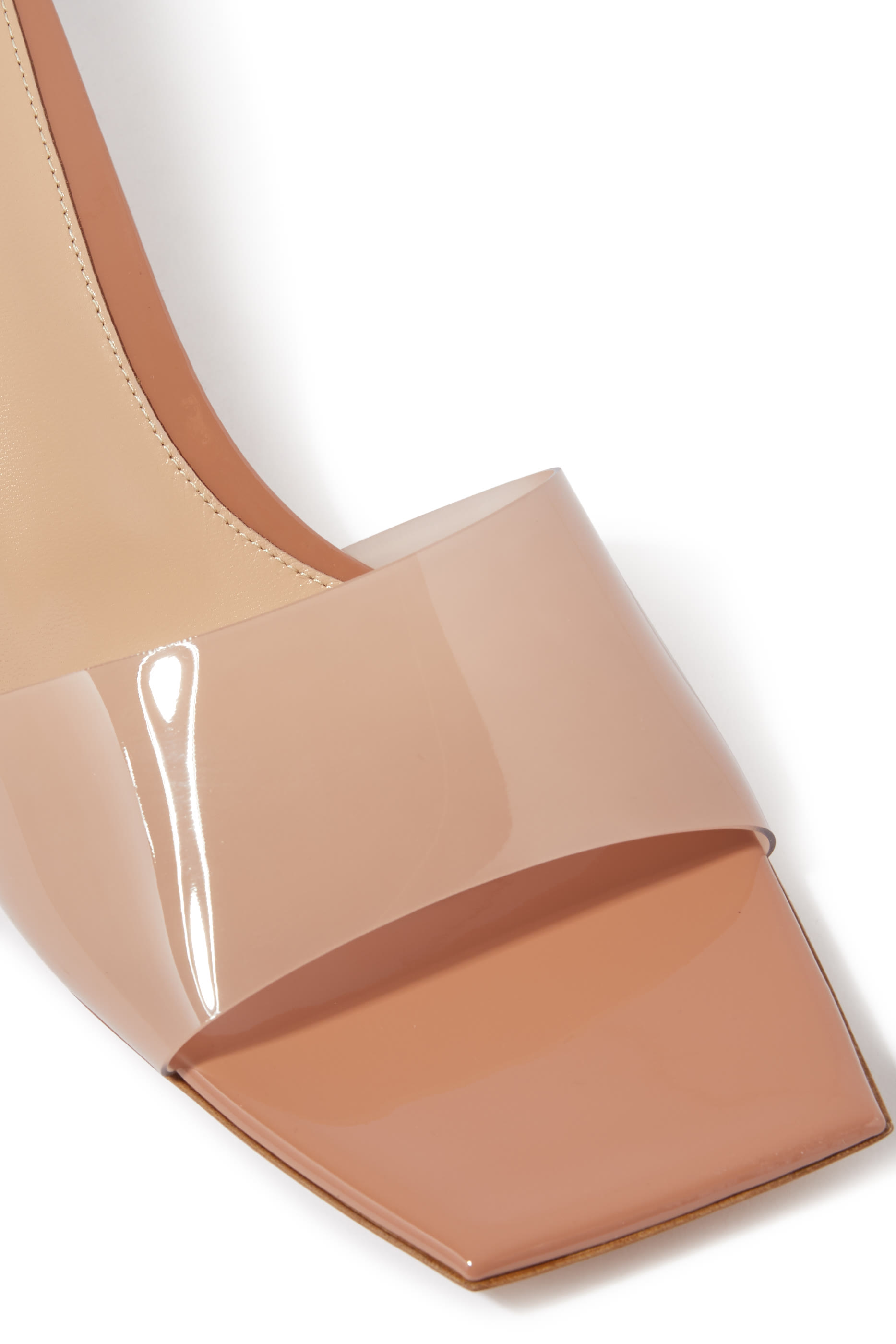 صندل 55 بكعب سميك وأجزاء شفافة