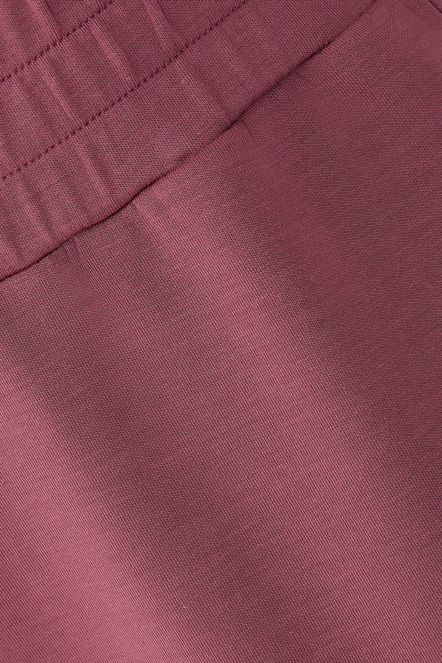 بنطال بقصة ضيقة وأساور