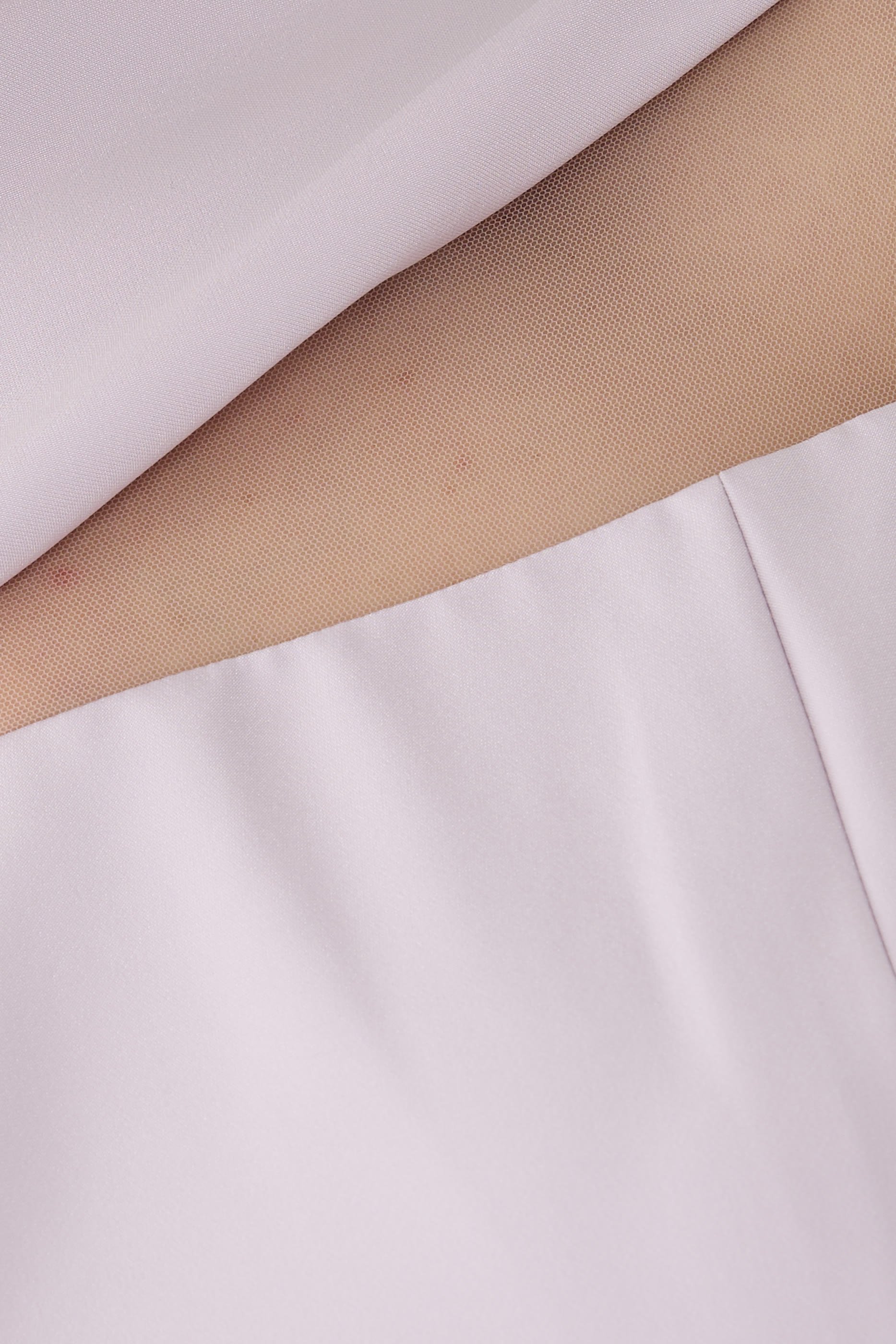 فستان سهرة بقصة مستقيمة وأجزاء شفافة