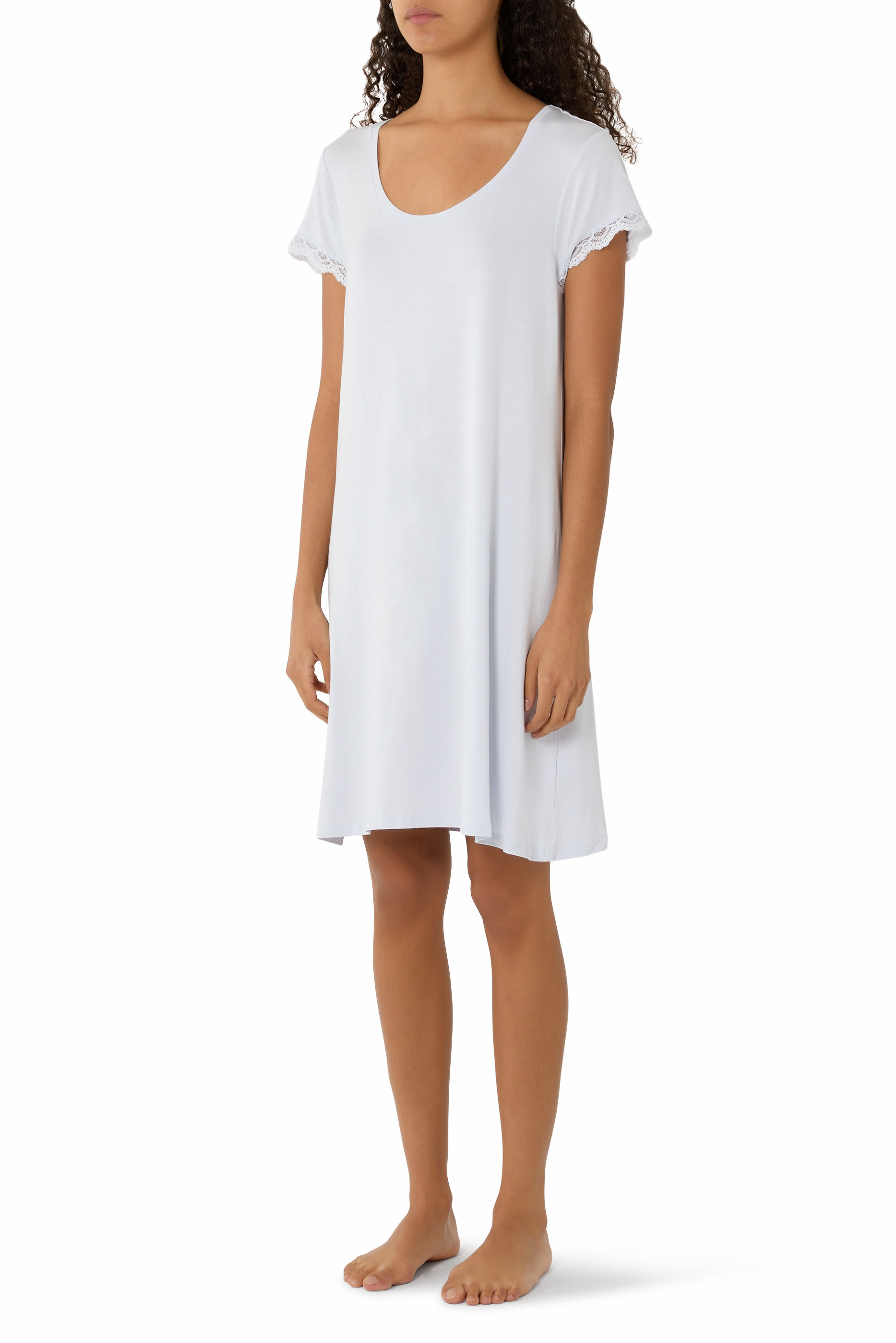 قميص نوم بياقة عميقة وحواف دانتيل جيرسيه 