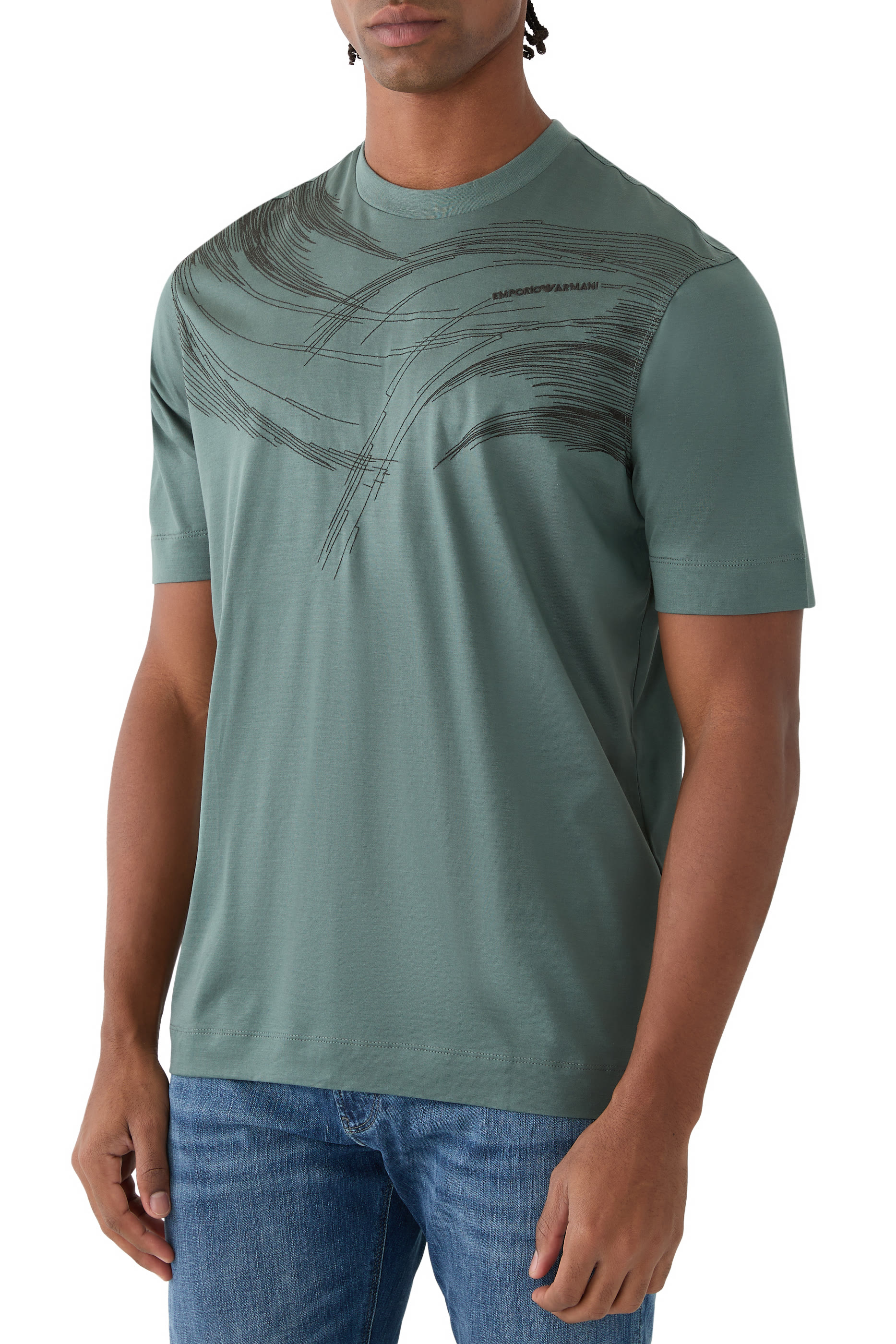 تيشيرت بأكمام قصيرة وشعار الماركة