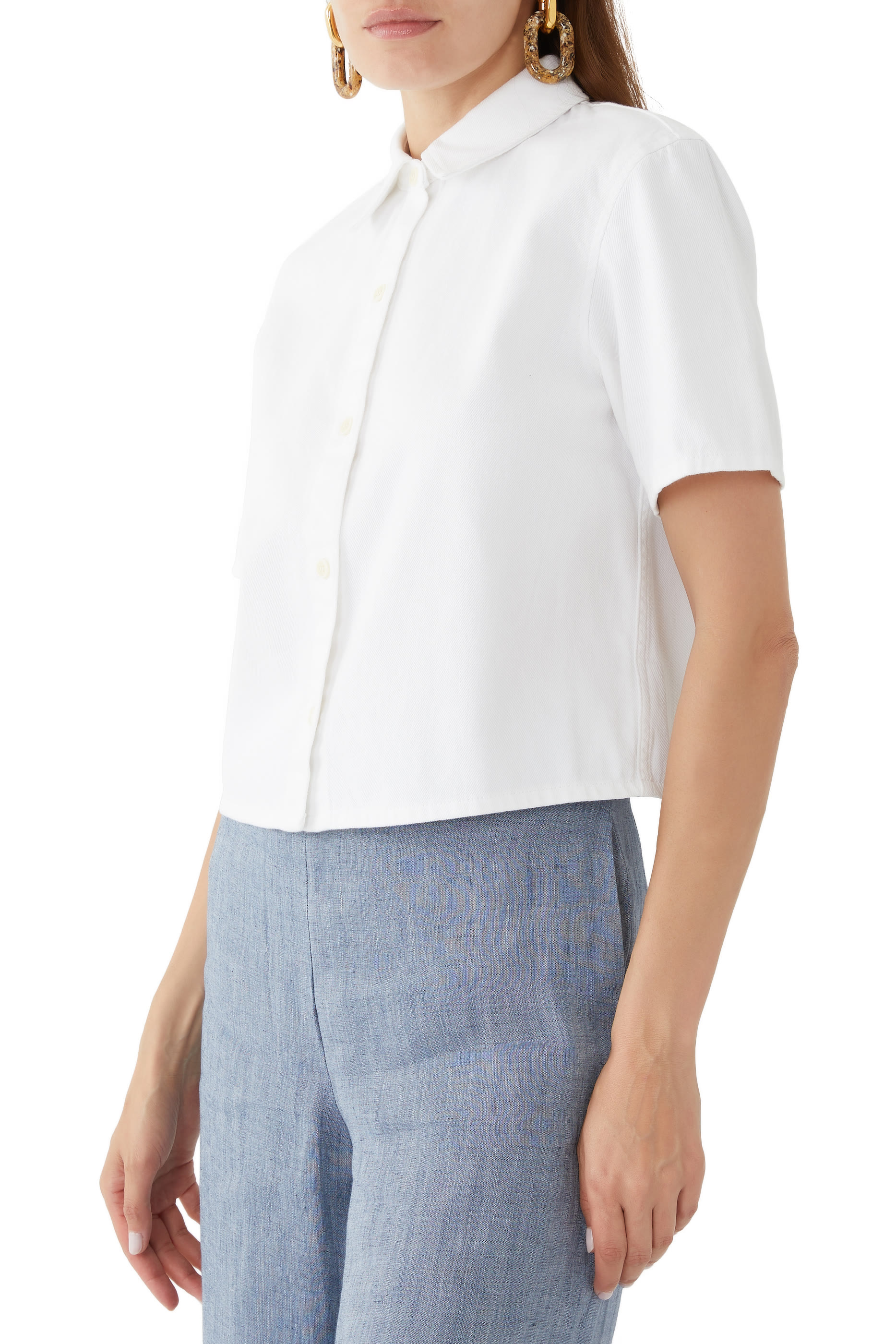 قميص بقصة مربعة وأكمام قصيرة