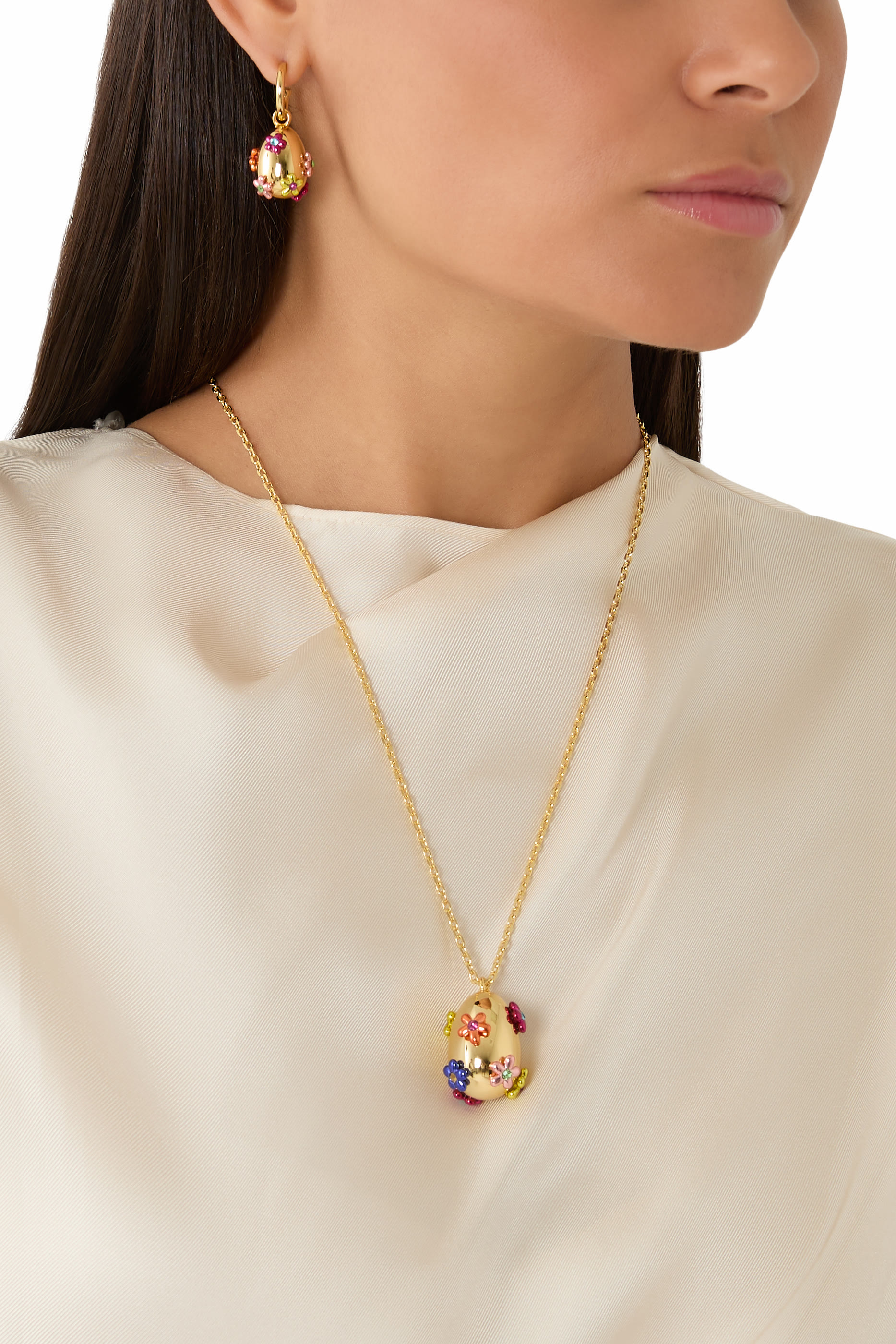 قلادة بحلية بشعار النسر مزينة بزهور