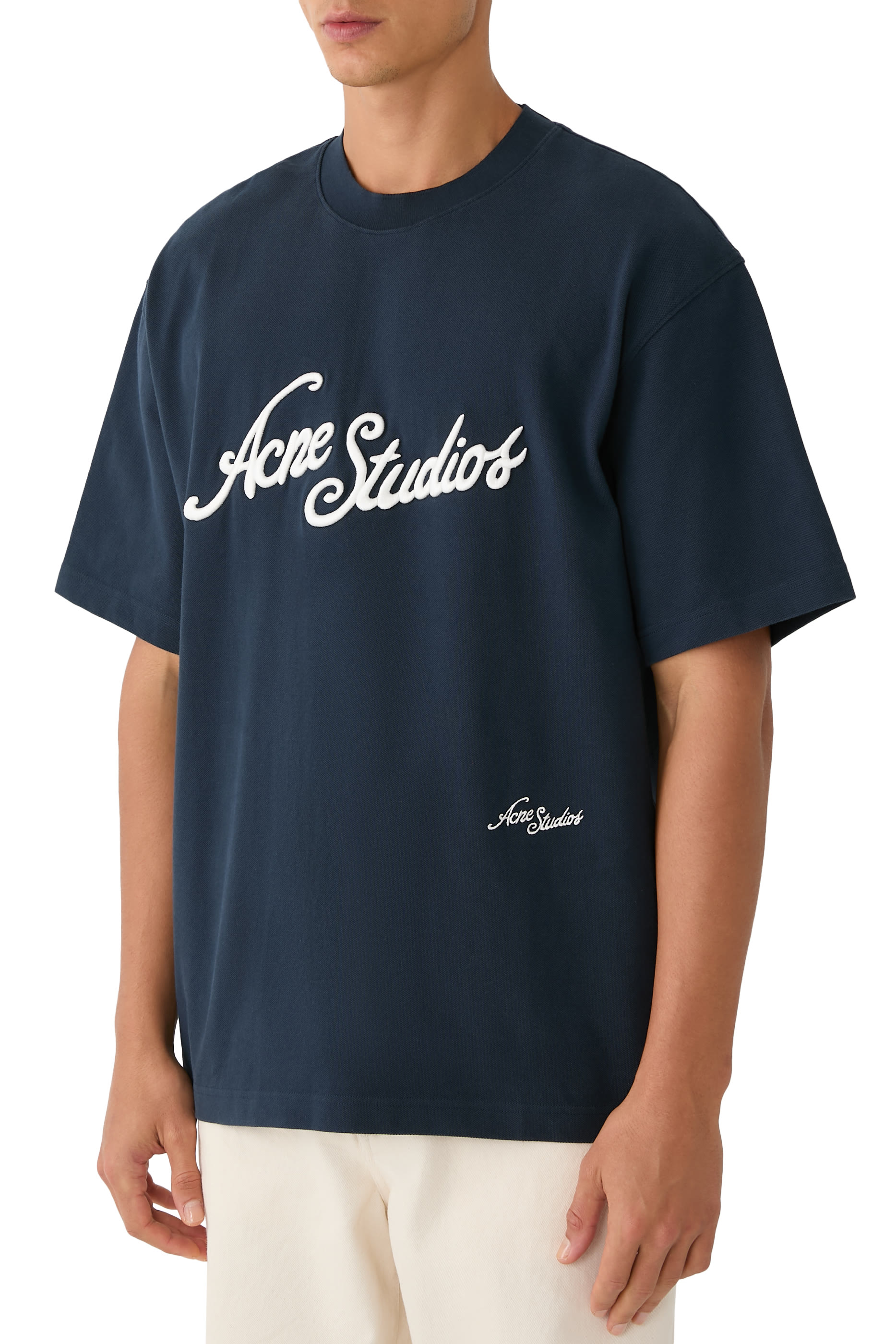 تيشيرت بقصة مريحة بشعار الماركة