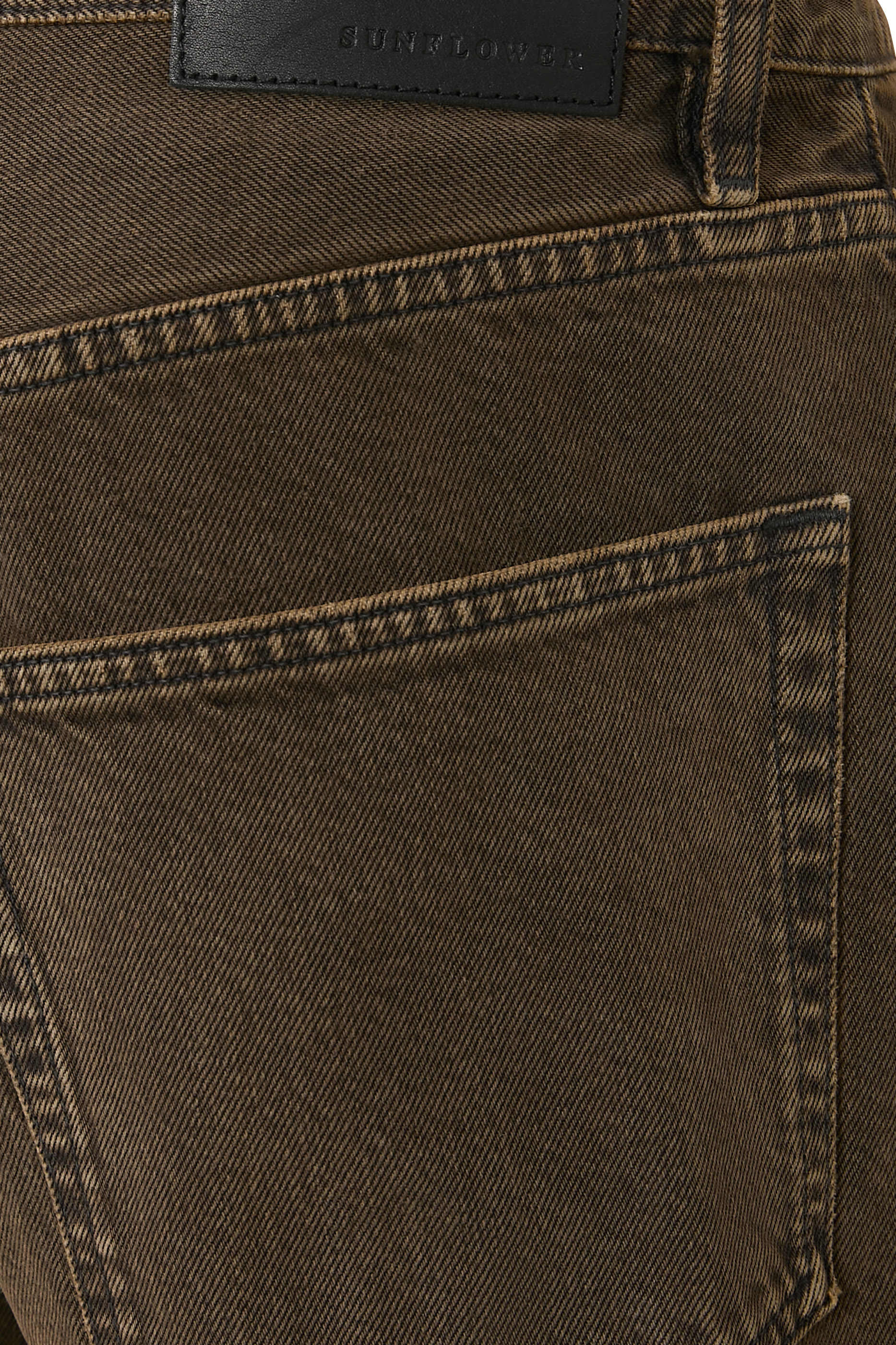 بنطال جينز بقصة ساق واسعة وتفاصيل ملفوفة