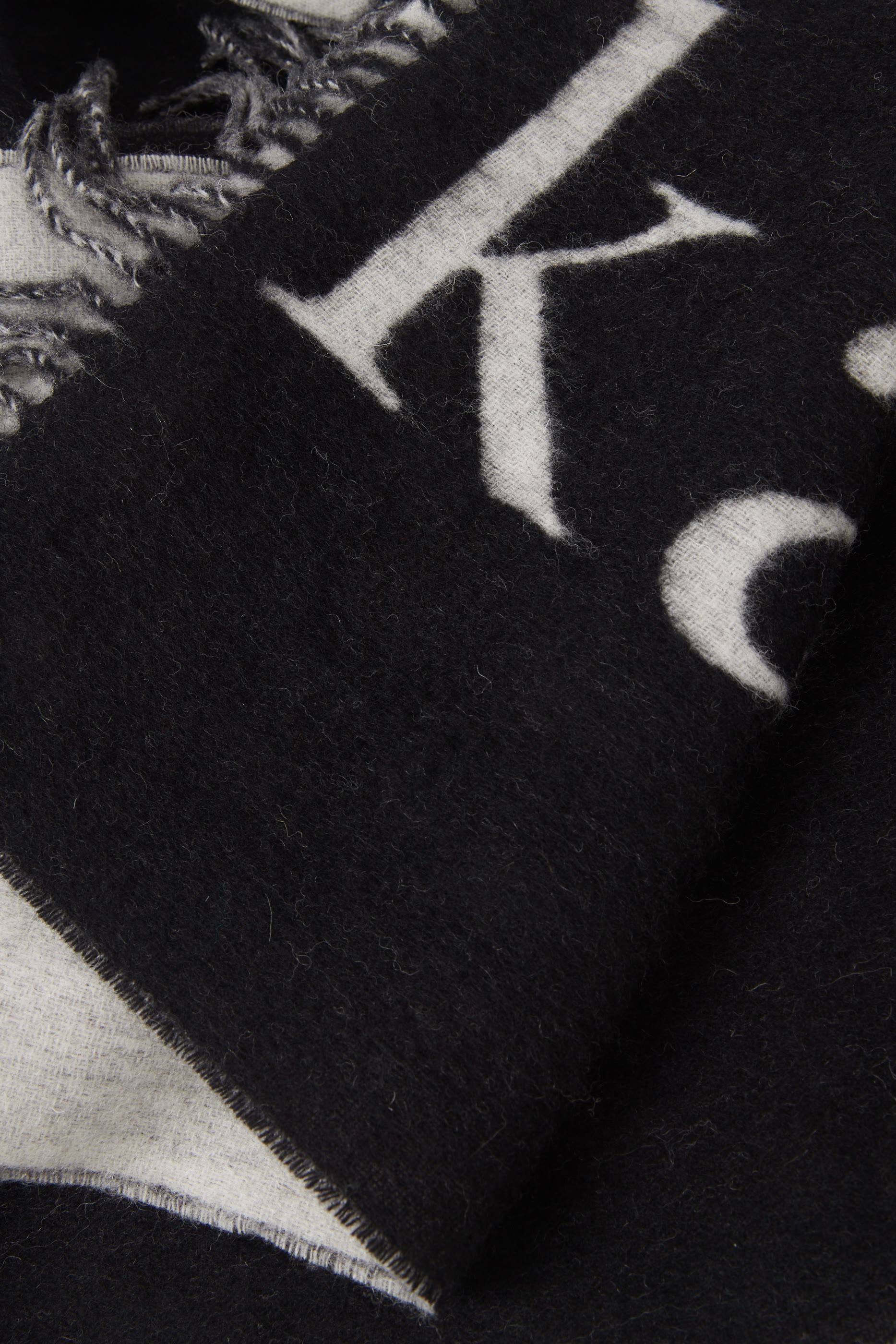 وشاح  بحواف منسلة وشعار الماركة