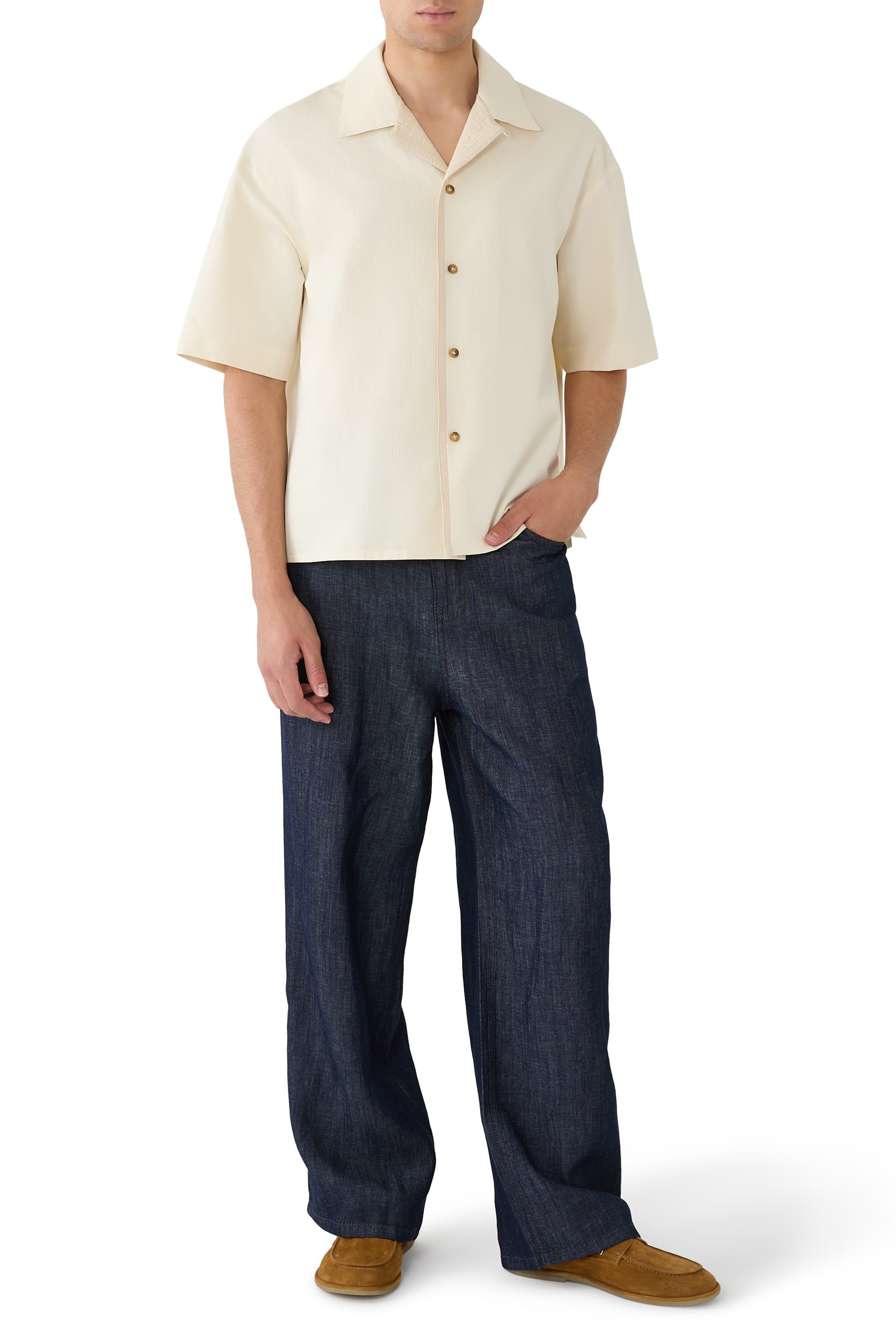 قميص بأكمام قصيرة وياقة مفتوحة