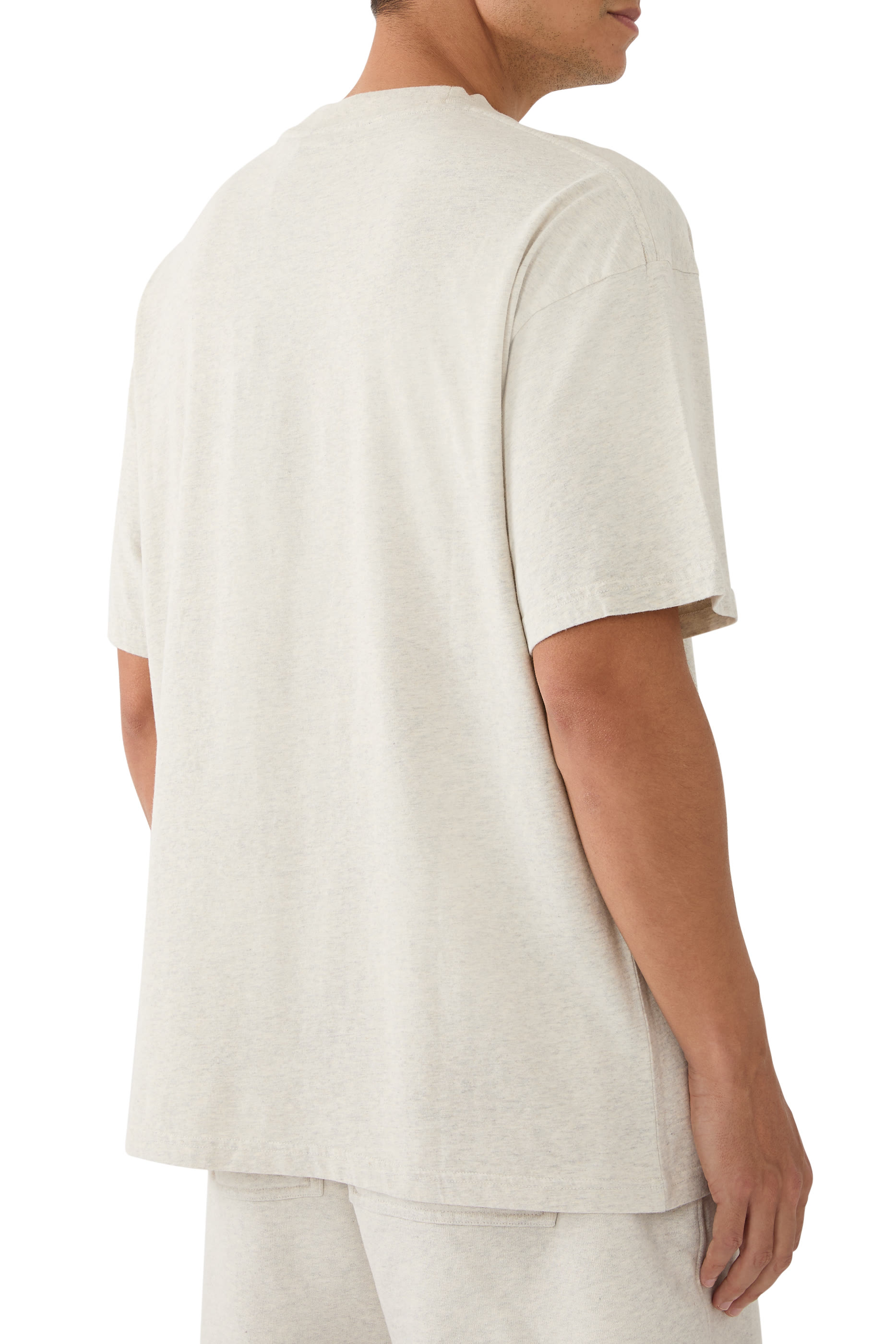 تيشيرت بشعار الماركة بملمس بارز