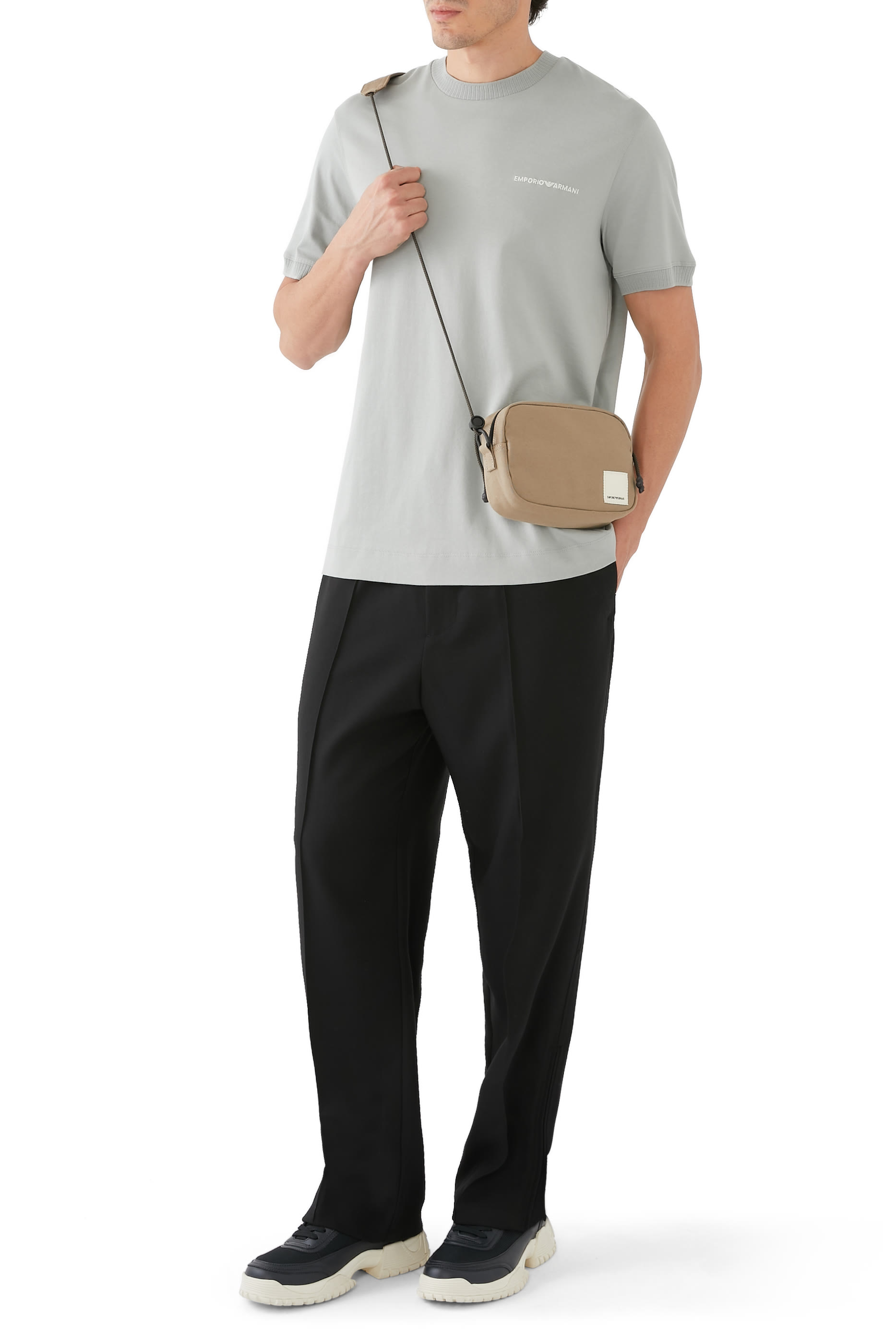 تيشيرت بشعار الماركة مضلع