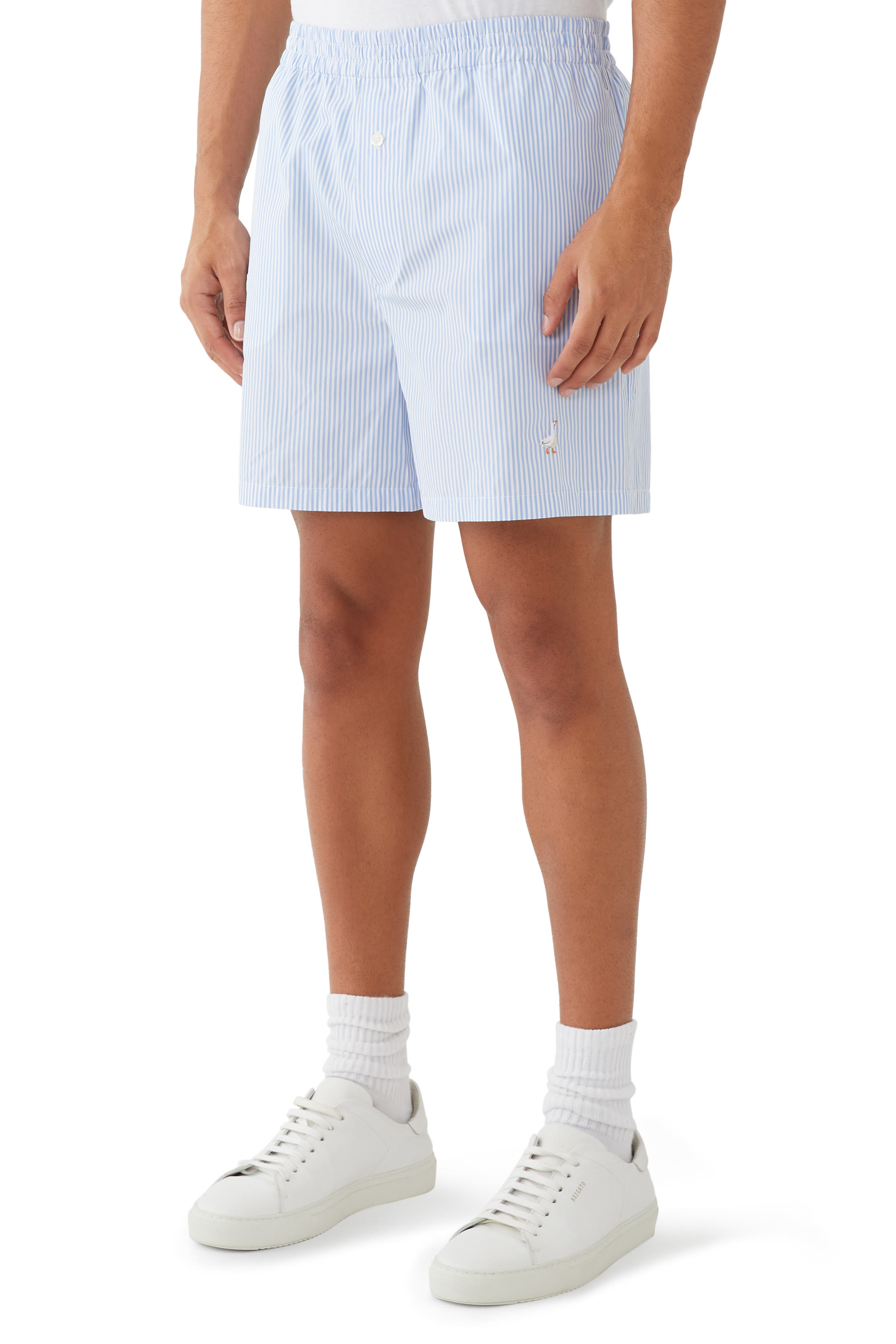 شورت مخطط بتطريز شعار الماركة