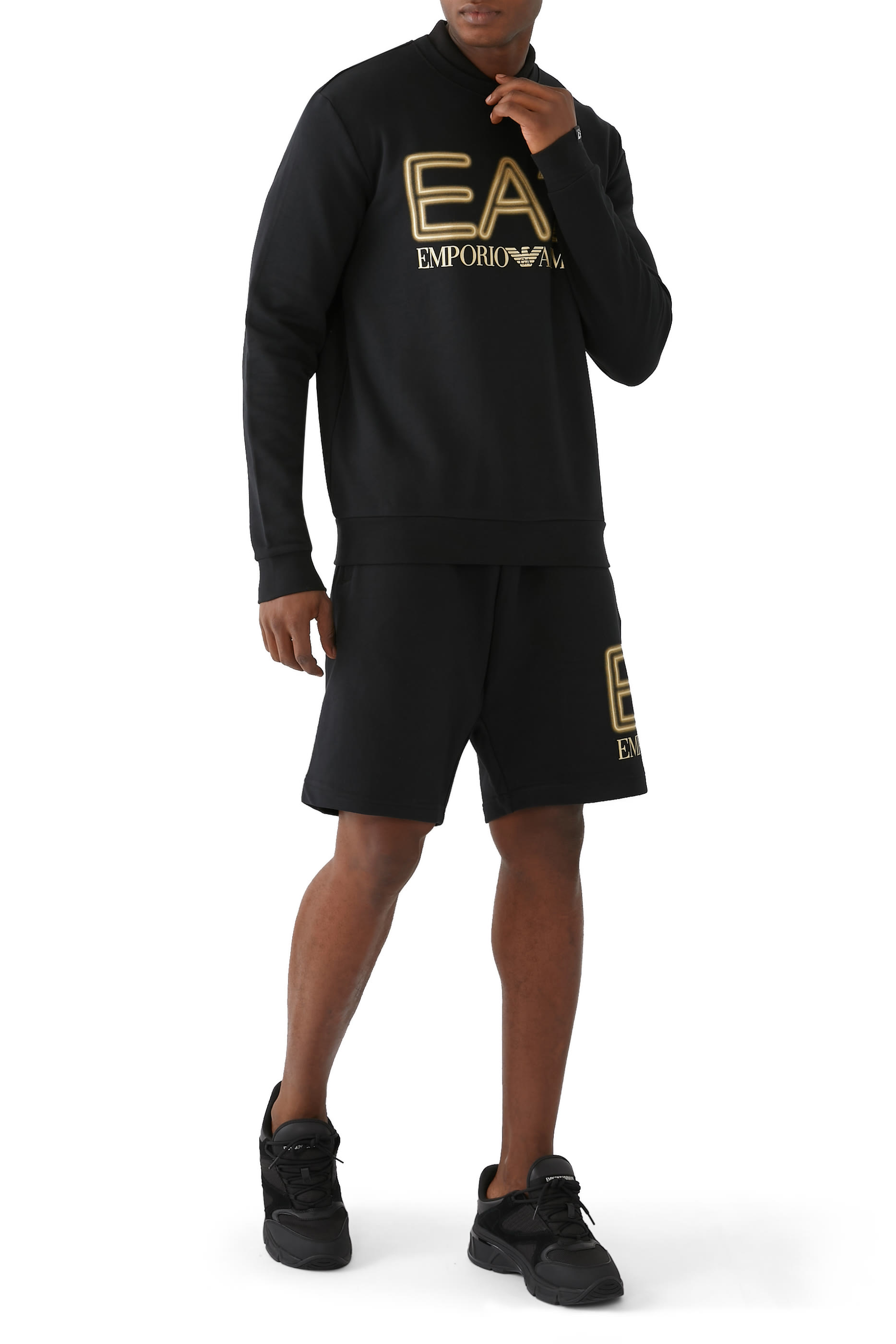 سويت شيرت بشعار الماركة بلون مغاير