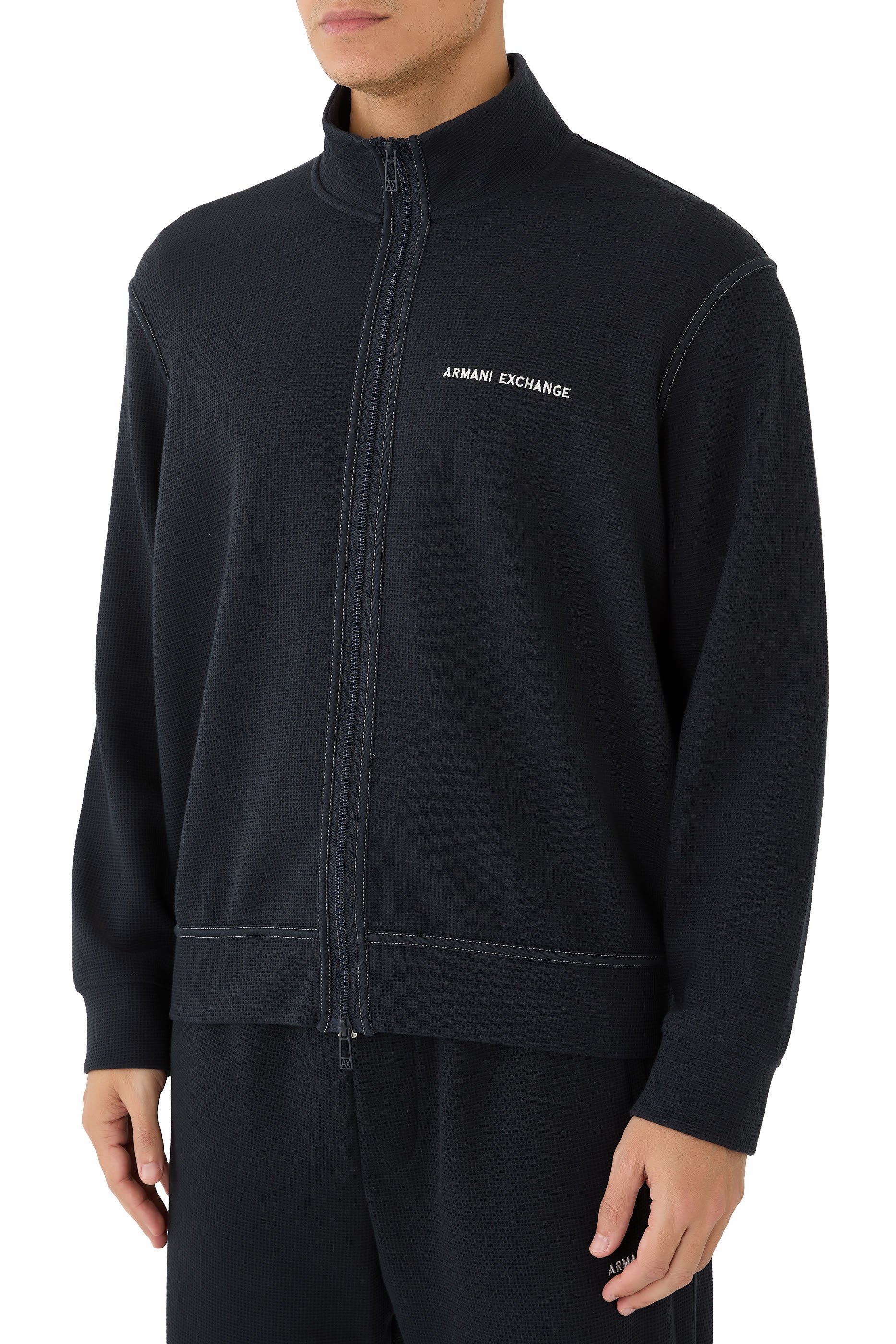 سويت شيرت بسحّاب وشعار حرفي الماركة 