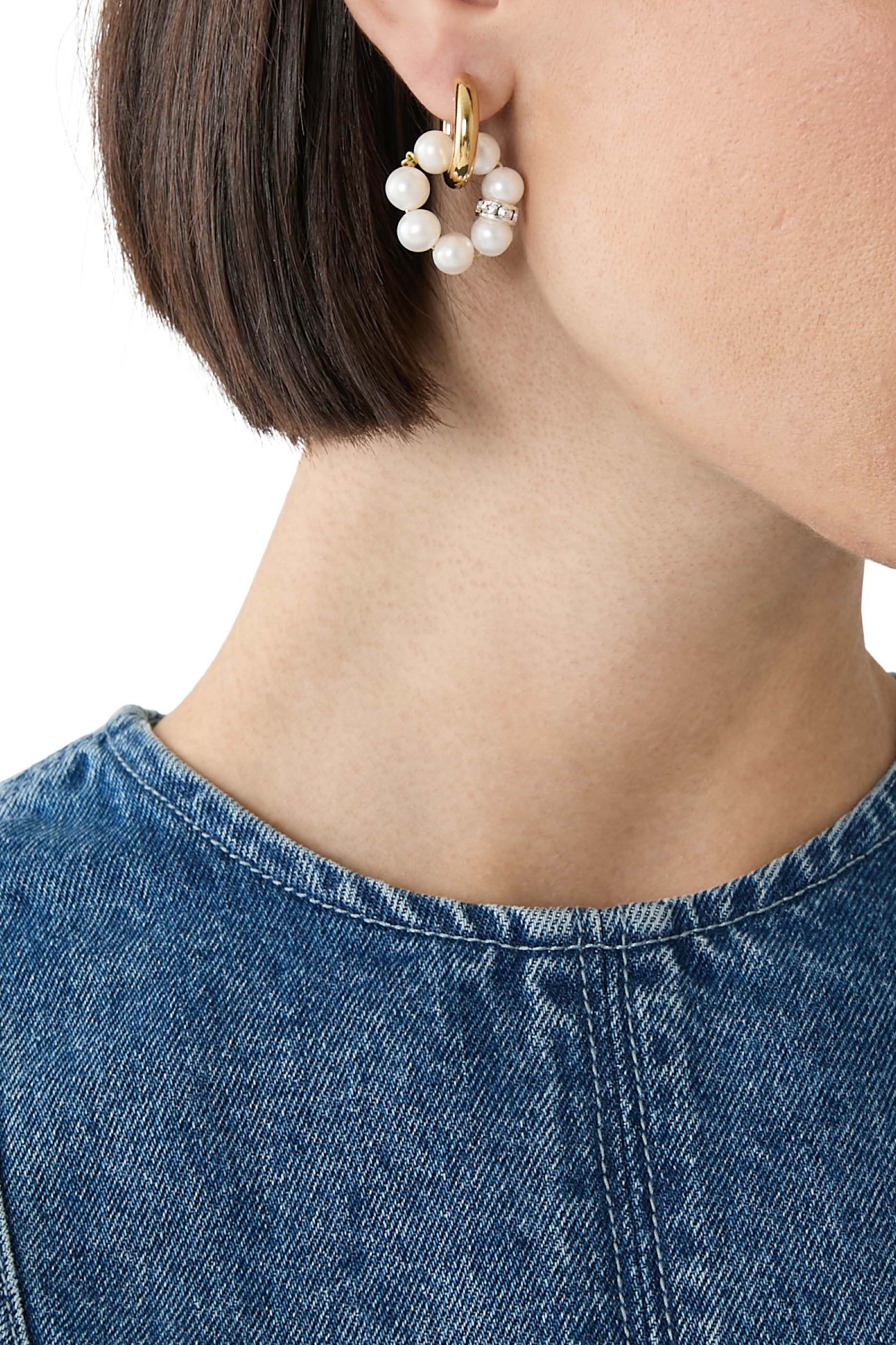 أقراط هاجي بتصميم غير متماثل مزينة بلؤلؤن نحاس مطلي بذهب عيار 24