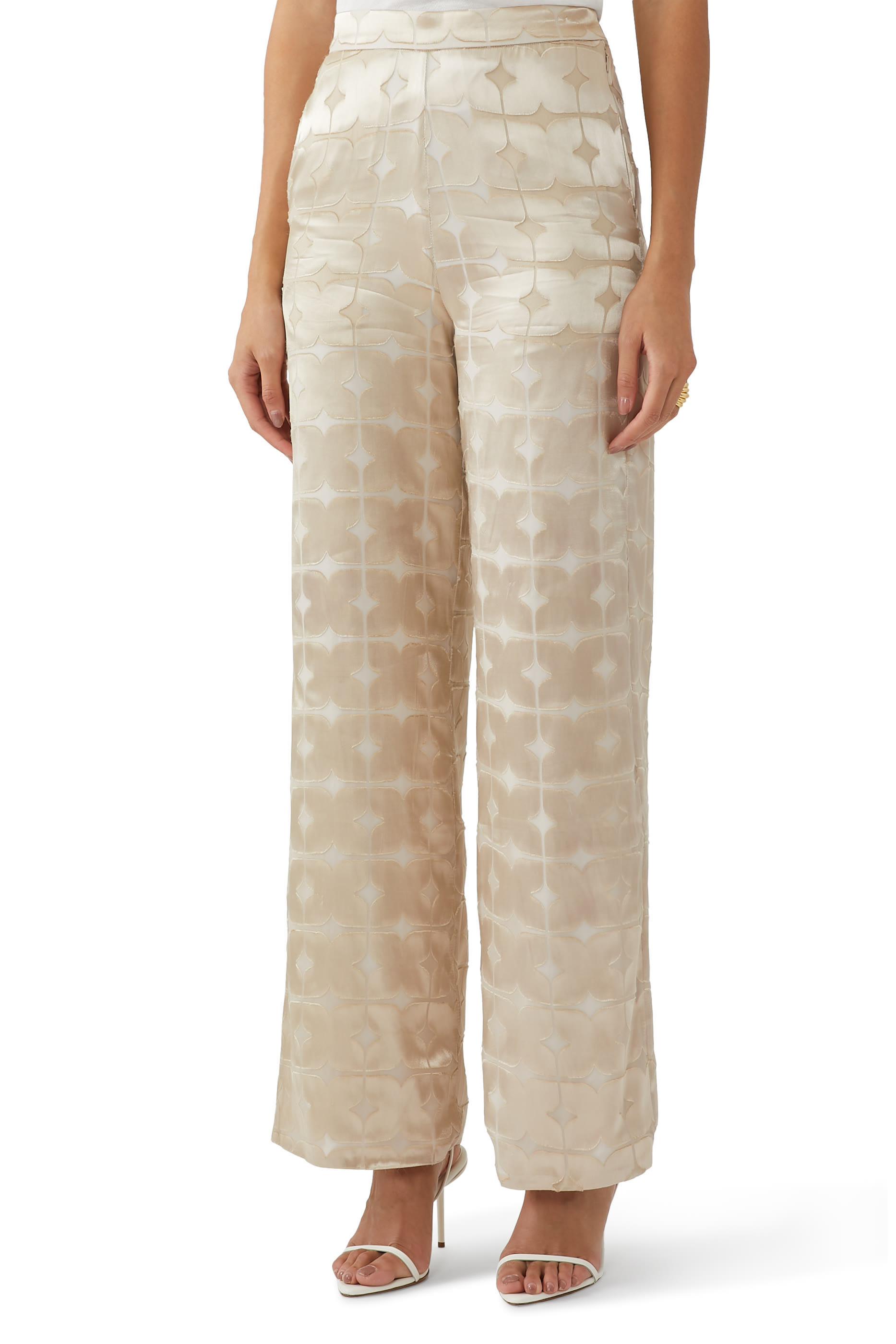 بنطال بقصة فضفاضة