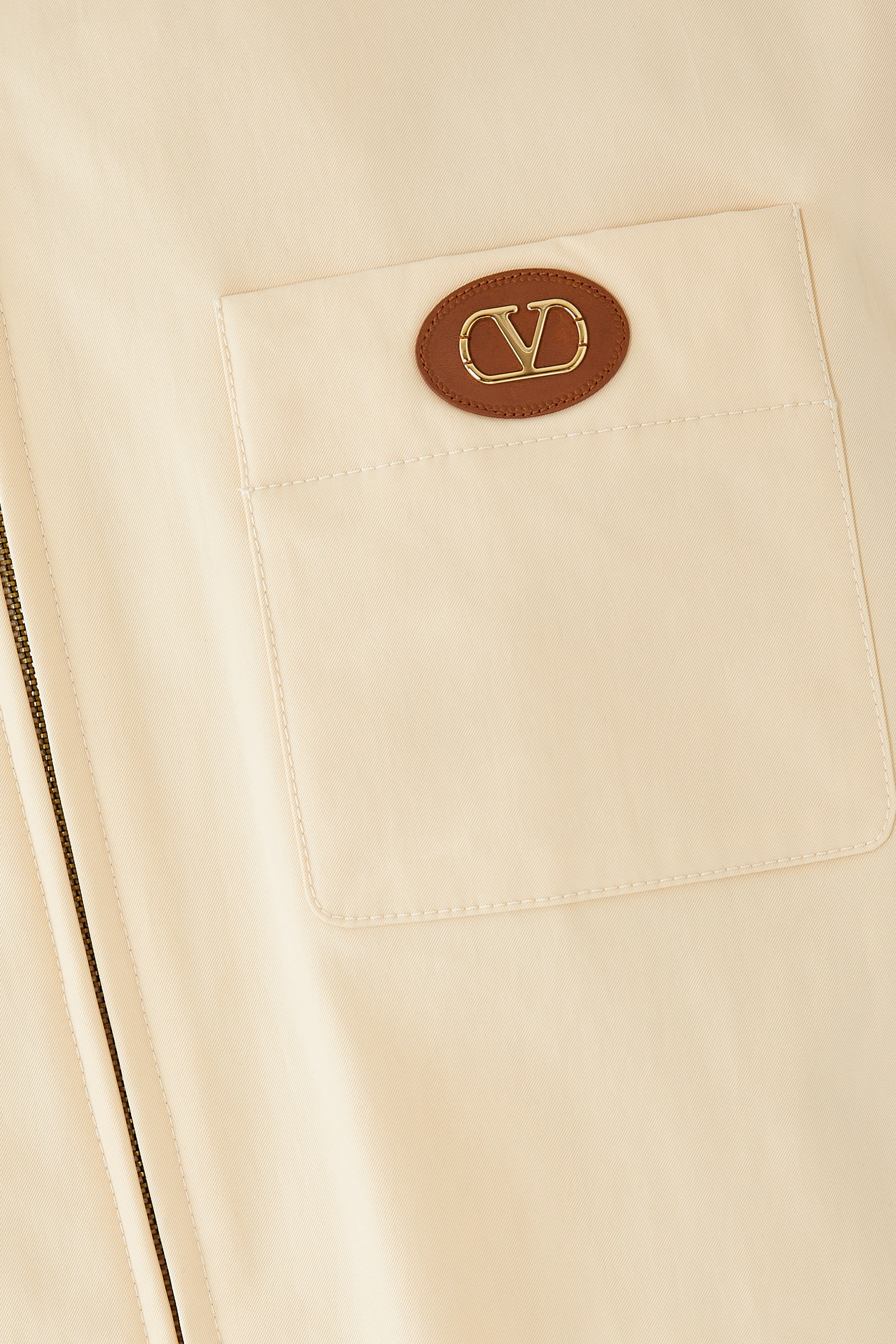 جاكيت بشعار الماركة