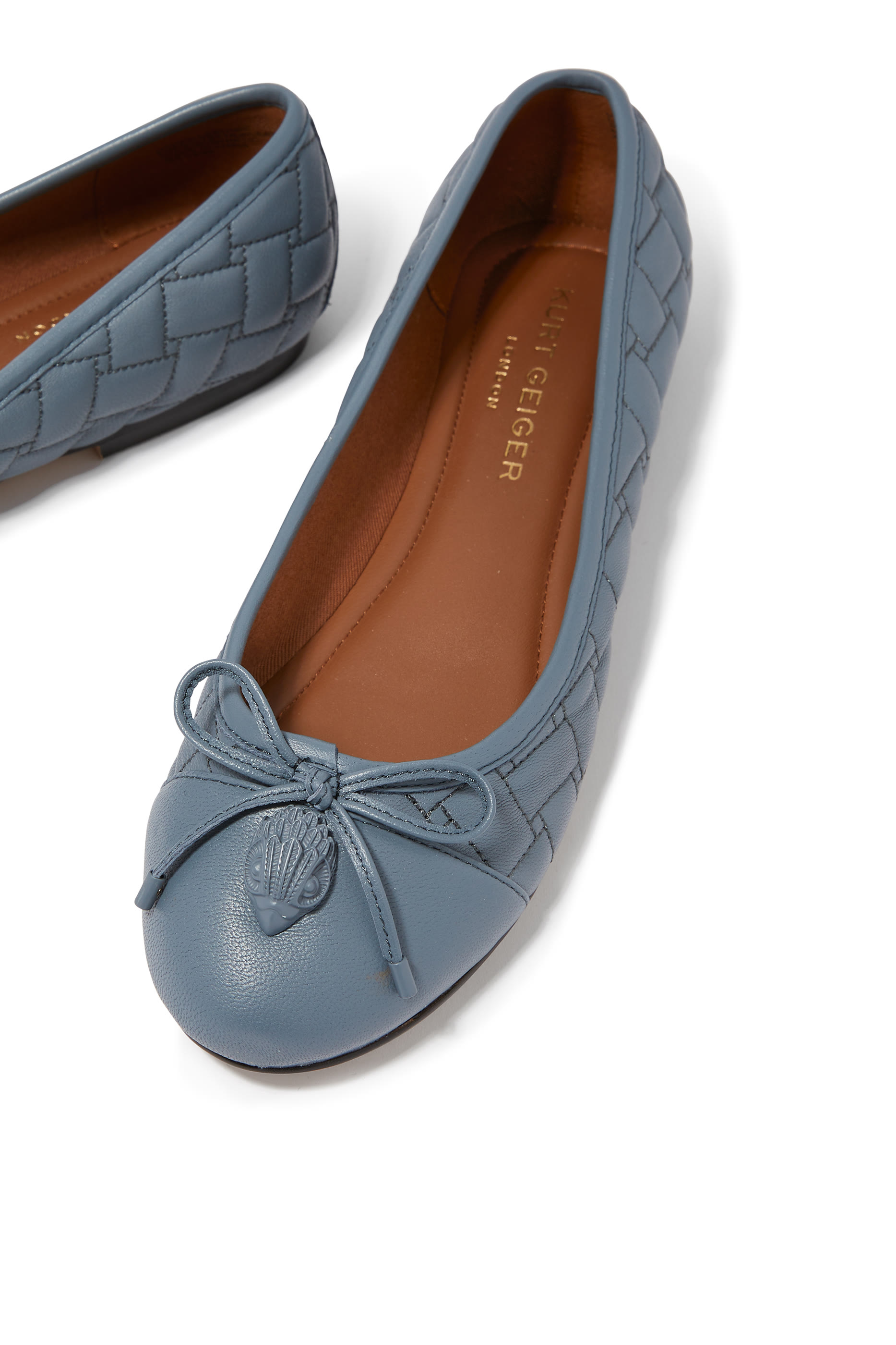 حذاء بالرينا جلد بحلية بشعار الماركة