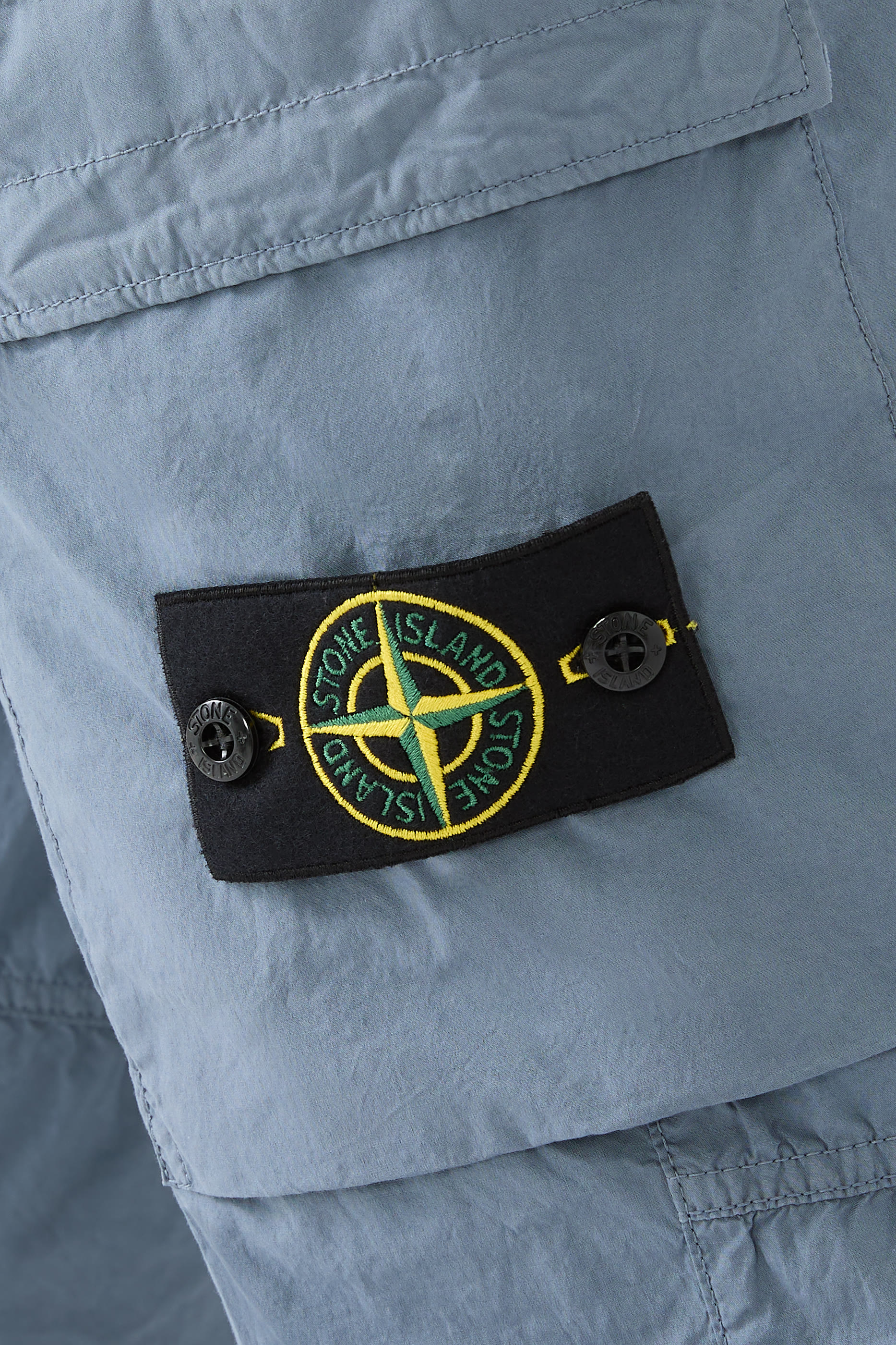 بنطال بقصة تضيق عادية باتجاه الحافة