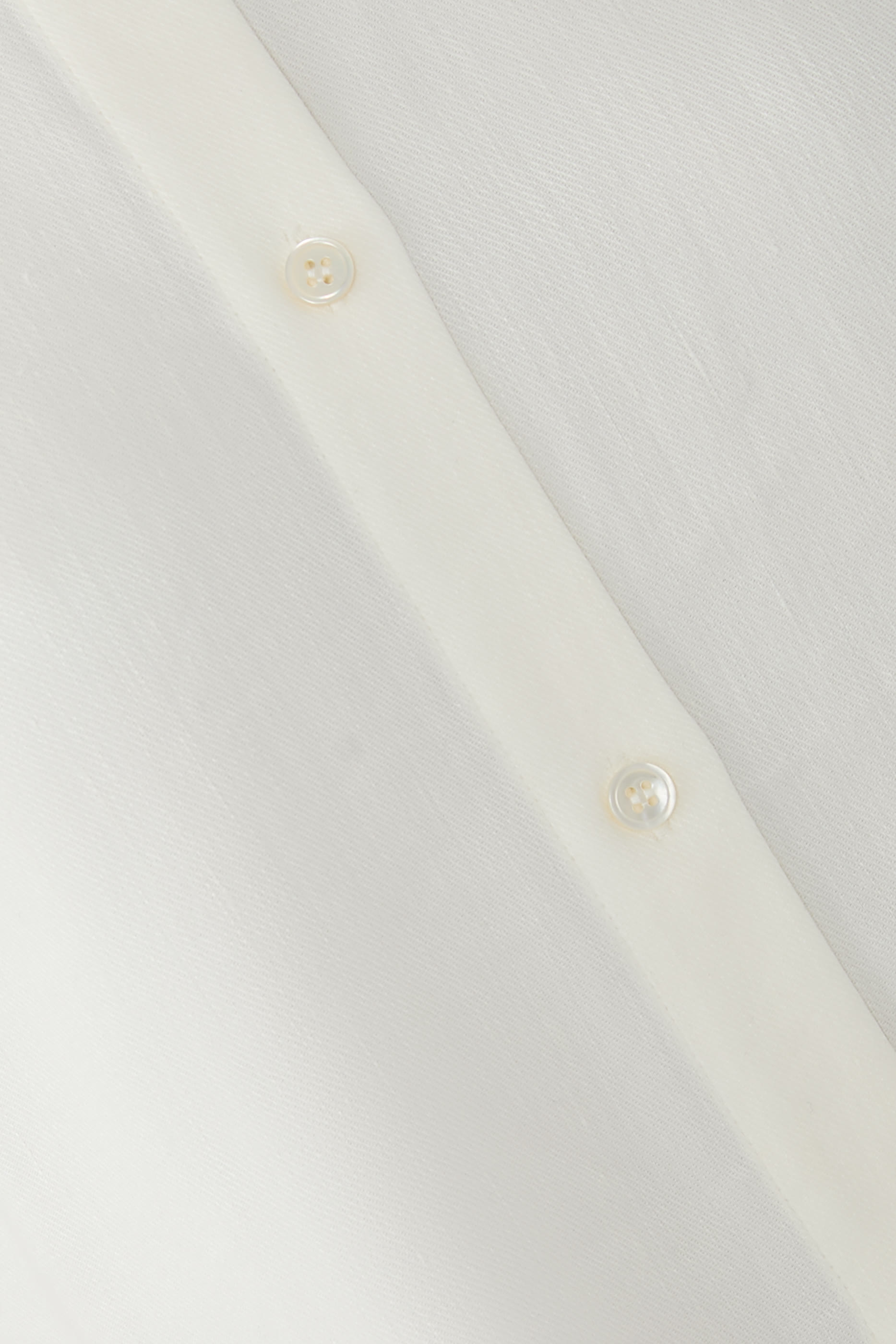 قميص بتصميم غير متماثل وبلا أكمام 