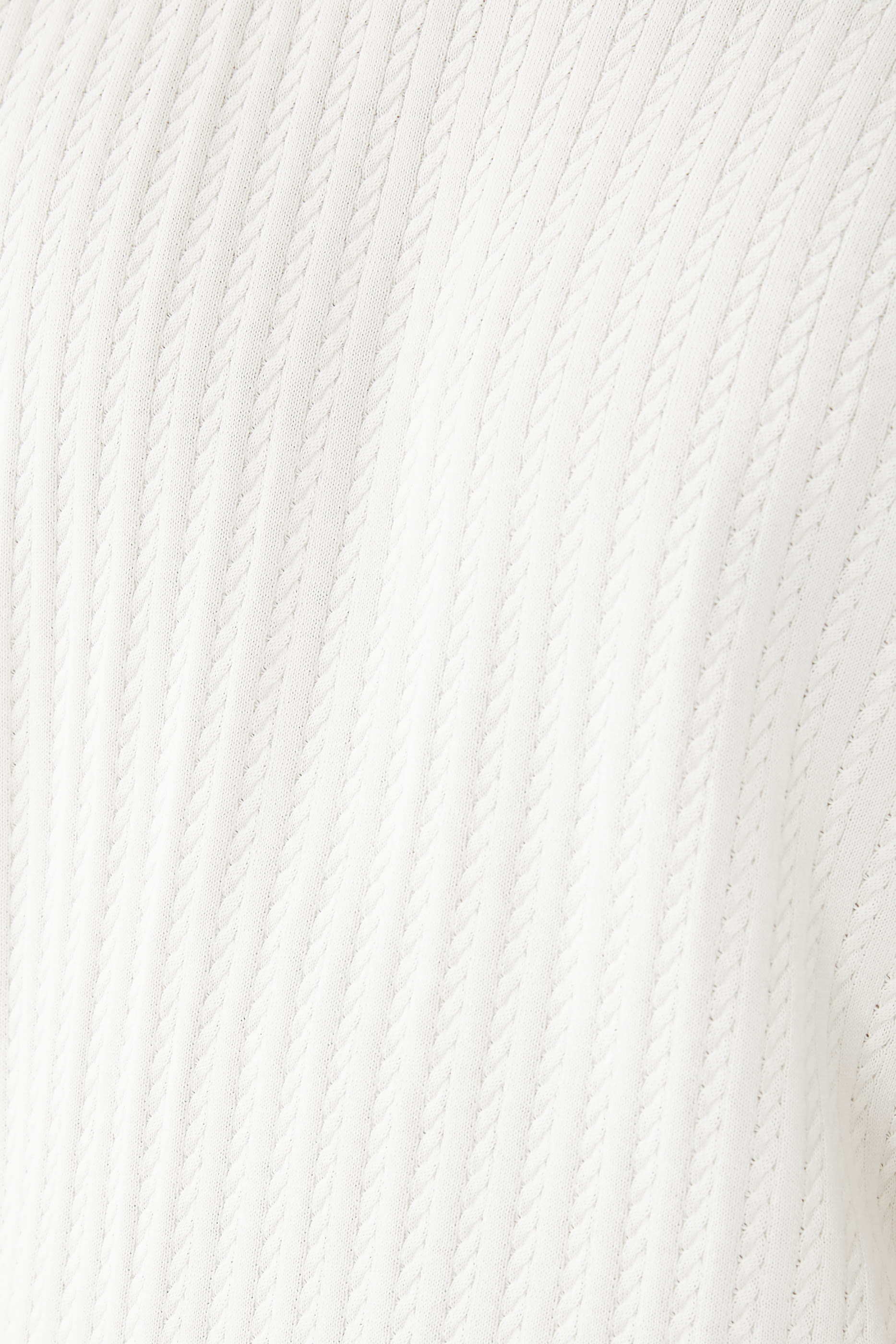 قميص بياقة ضيقة وأكمام قصيرة