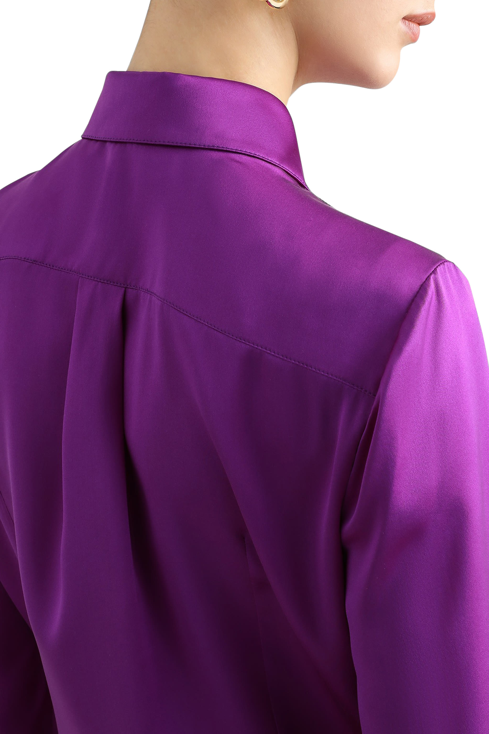 قميص بأكمام طويلة وأزرار حرير