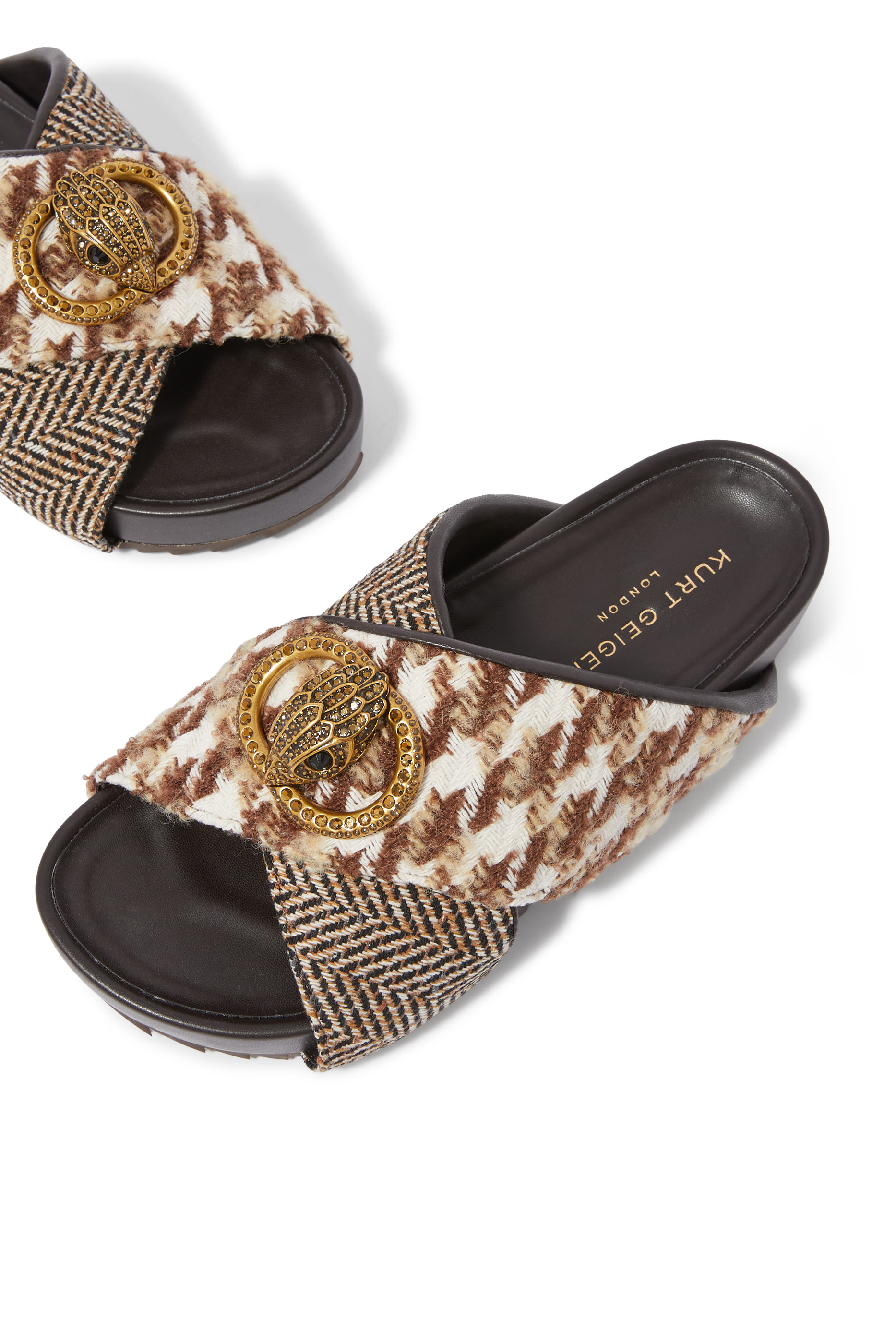 صندل  تشيلسي بسيور بتصميم متقاطع