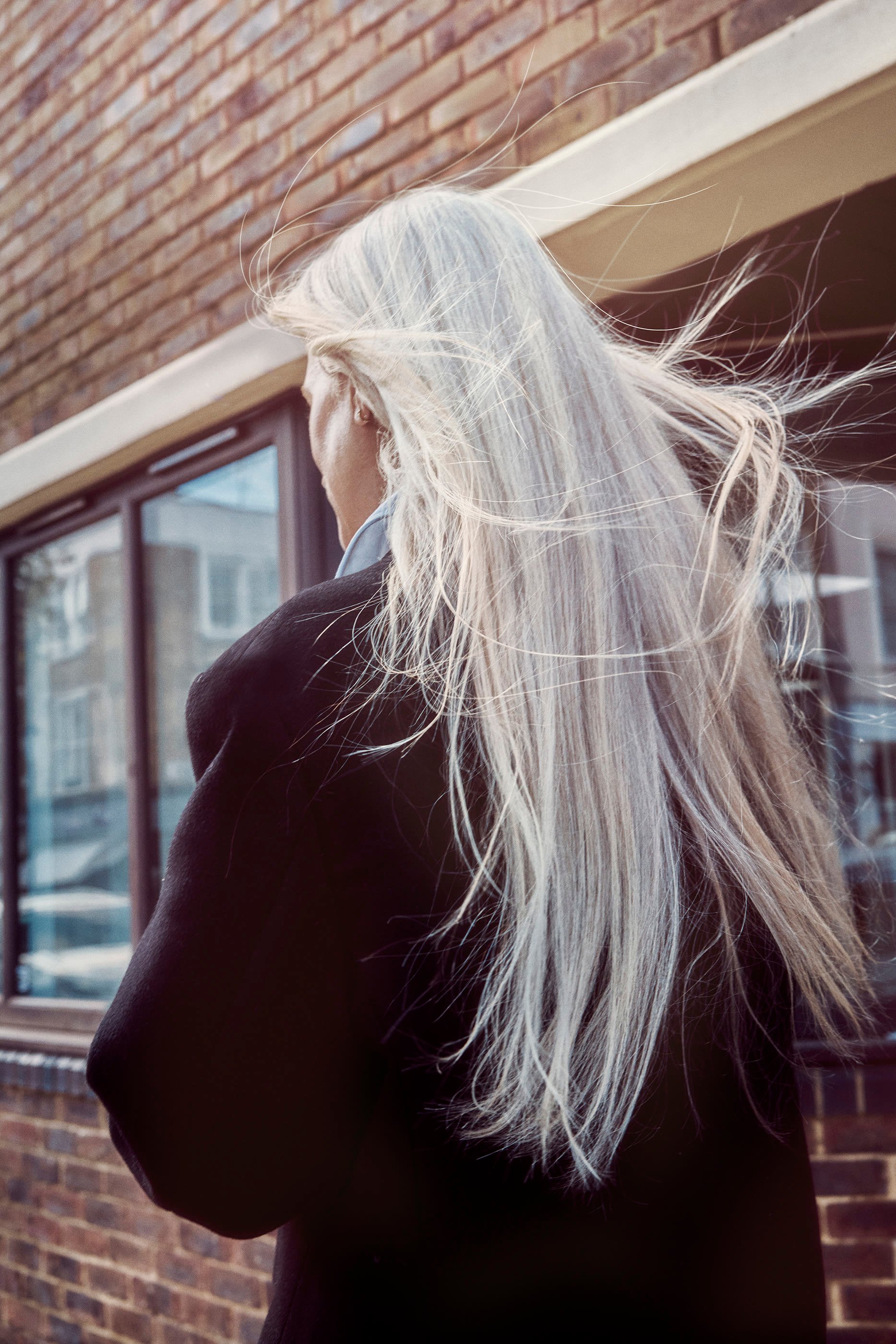 قناع لتعزيز والعناية بالشعر الأشقر والأبيض والرمادي