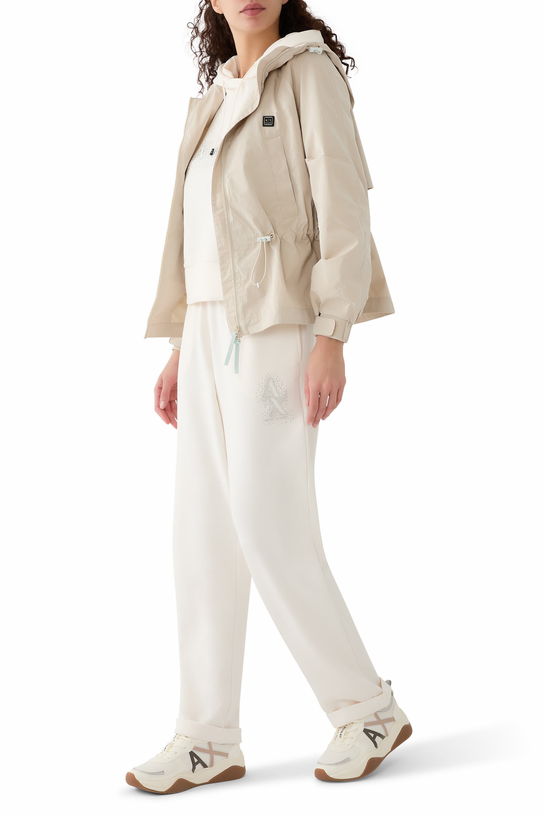 جاكيت بشعار الماركة