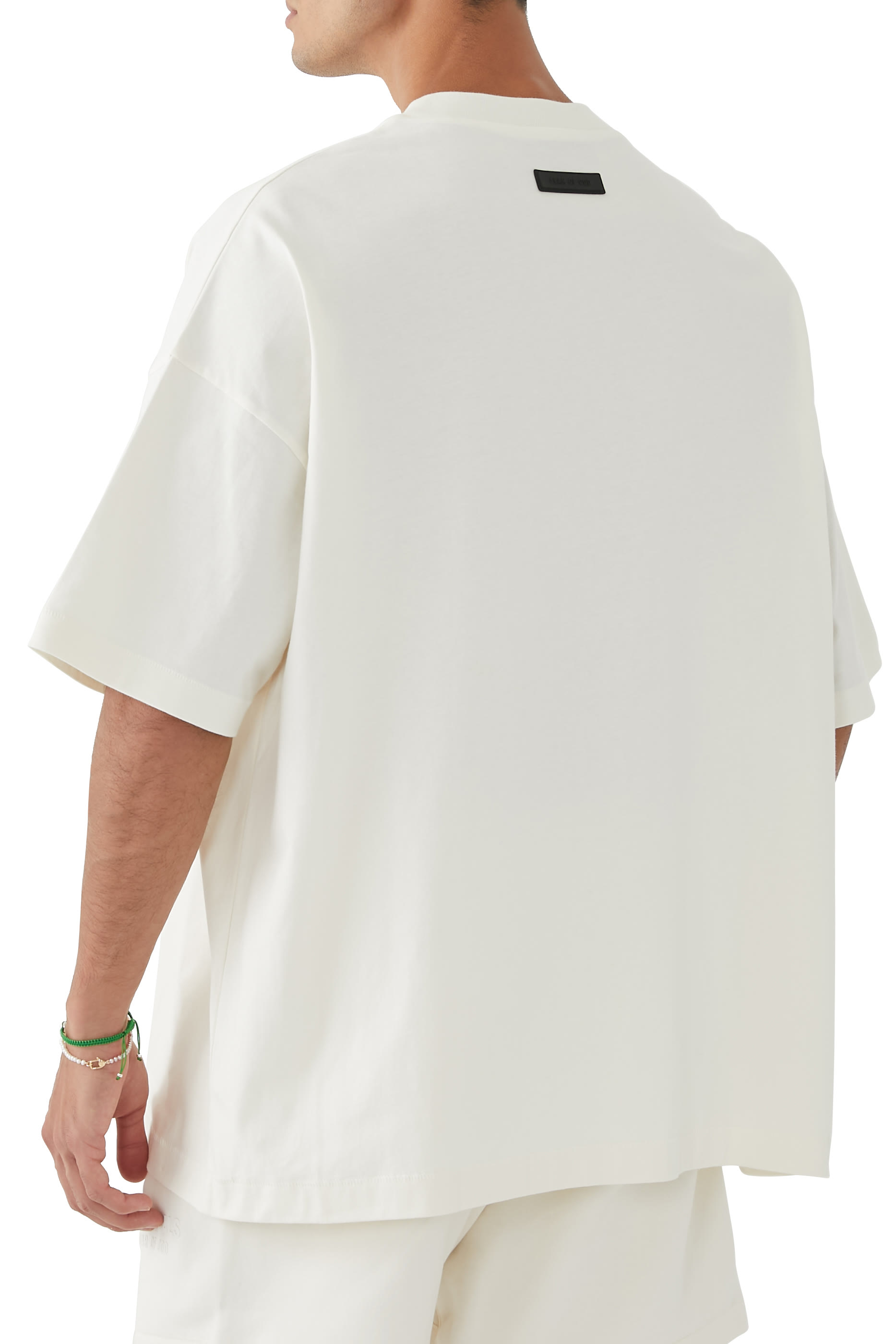 تيشيرت بياقة ضيقة وشعار الماركة