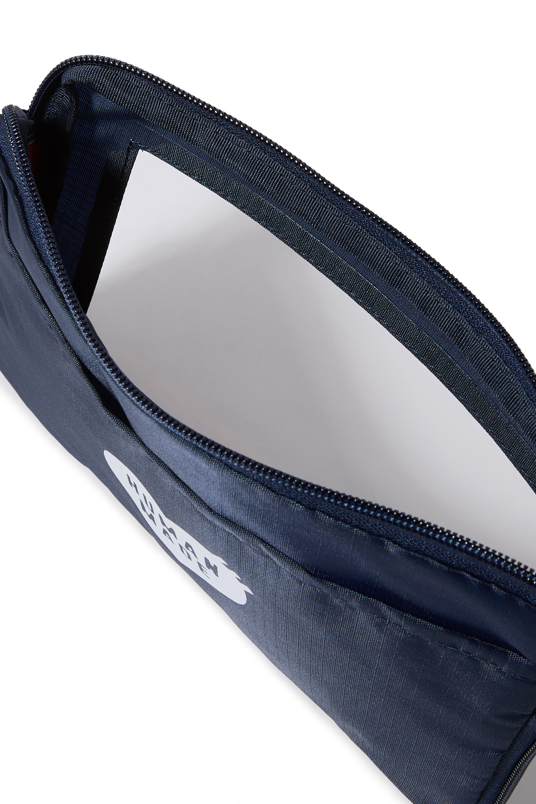 حقيبة صغيرة بشعار الماركة للسفر