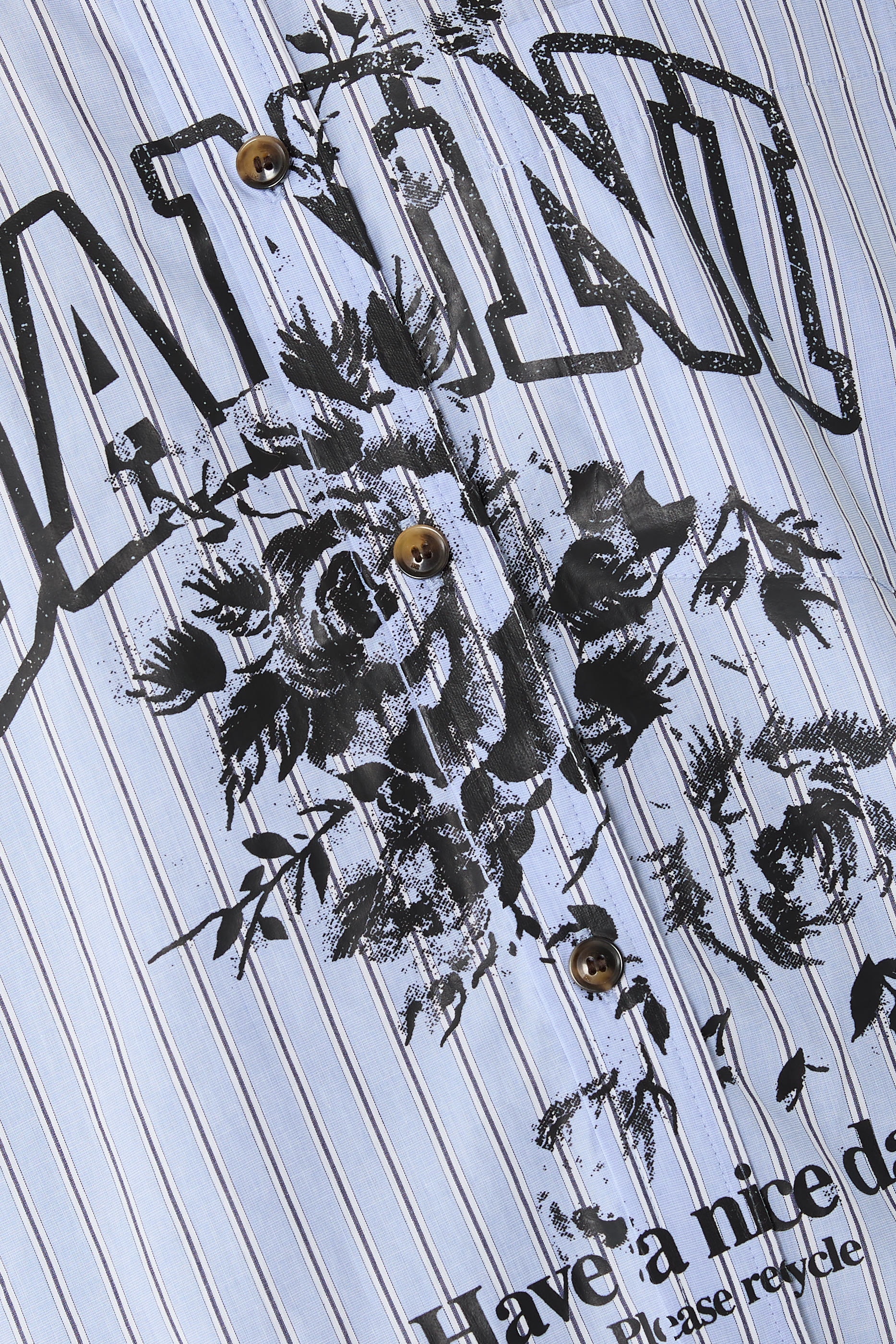 قميص مخطط بشعار الماركة