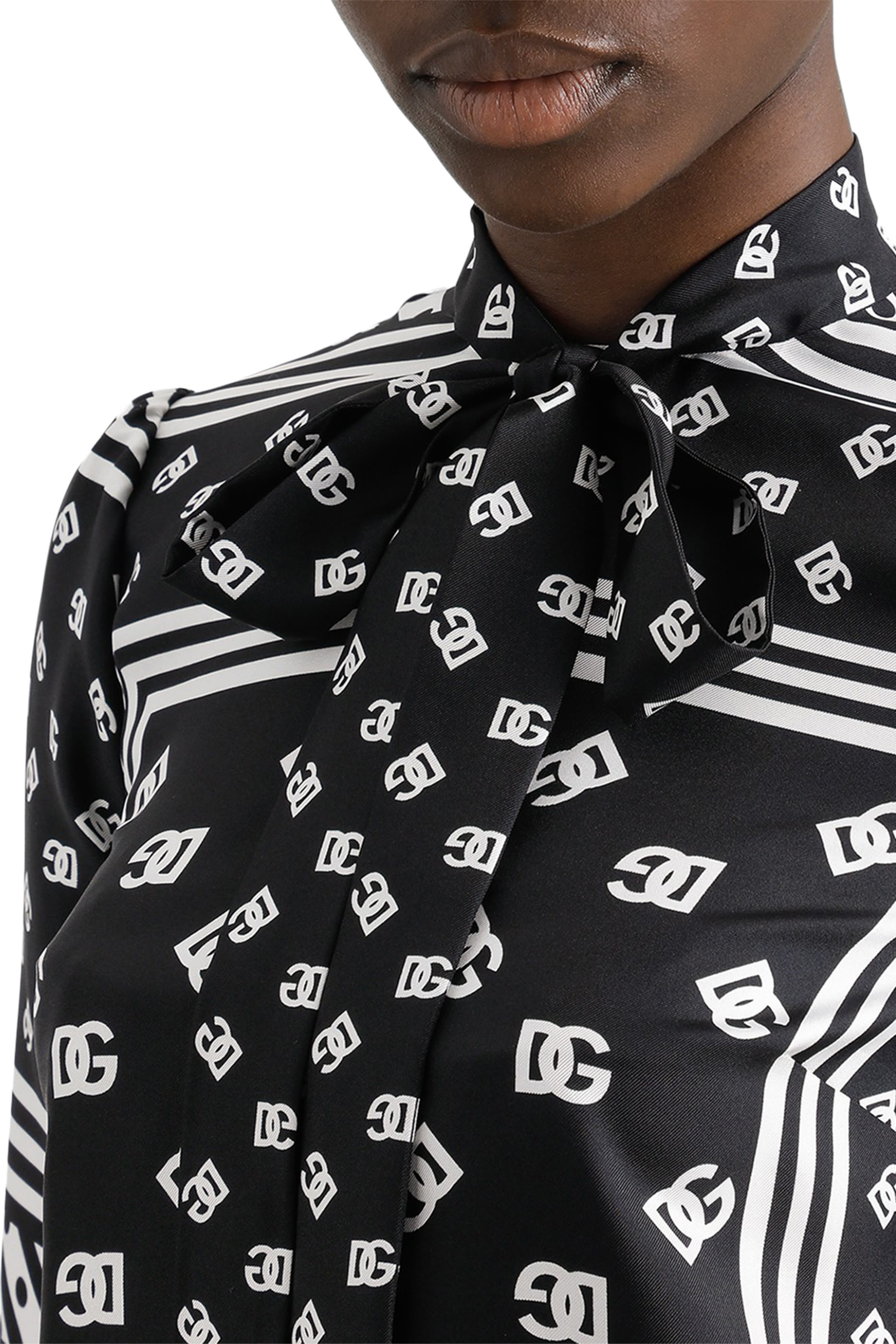 بلوزة بأكمام قصيرة وشعار الماركة حرير