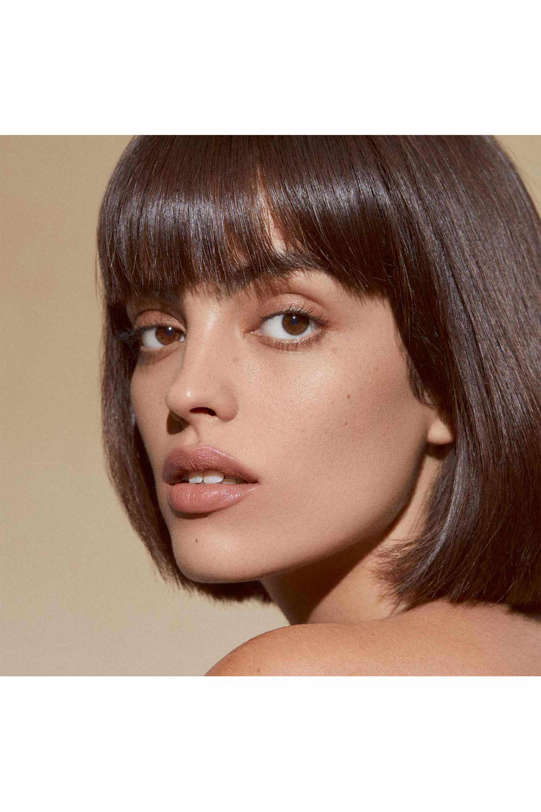 أحمر شفاه ليب باور بلون زاهٍ يدوم طويلاً