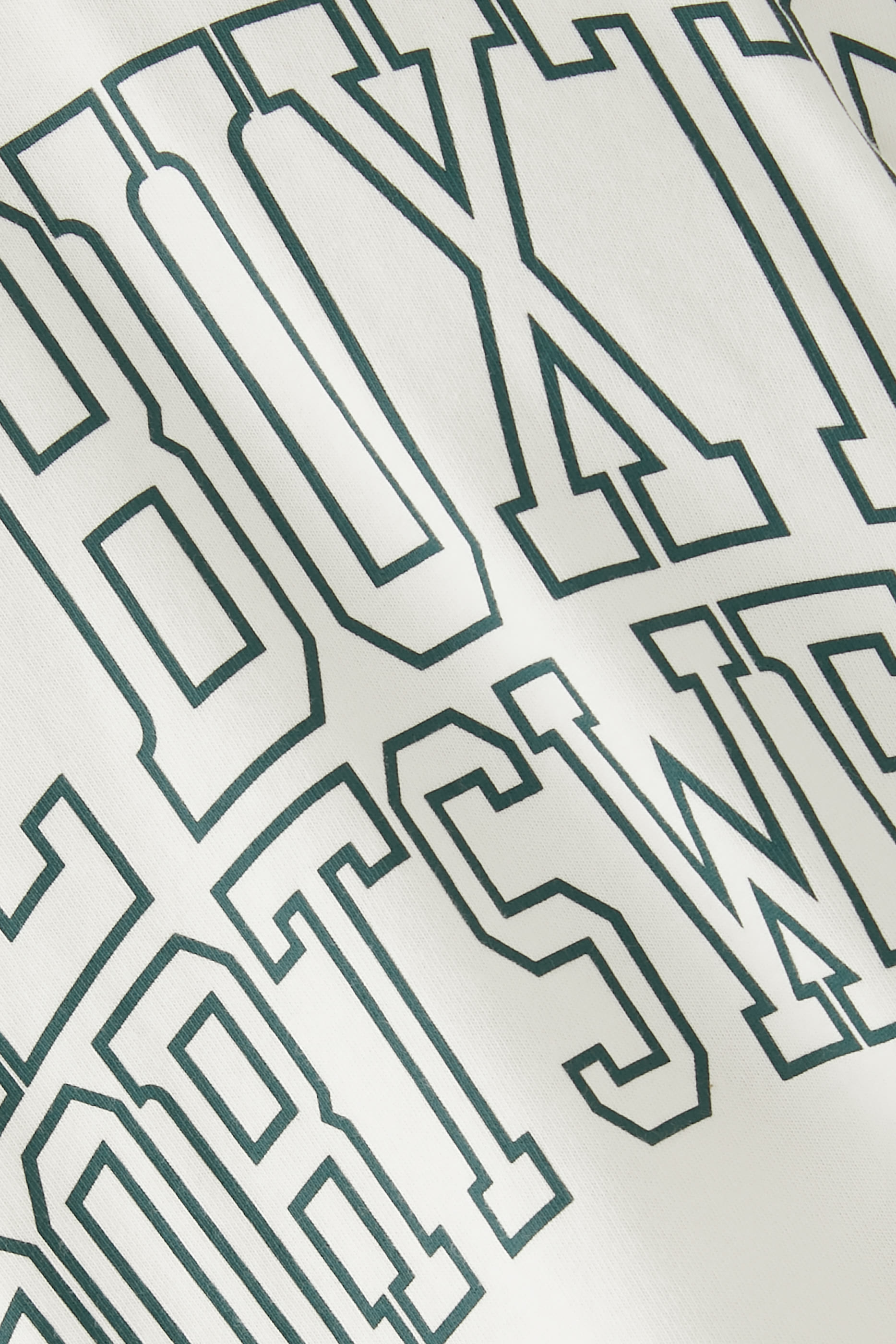 تيشيرت بطبعة عبارة سبورتس وير